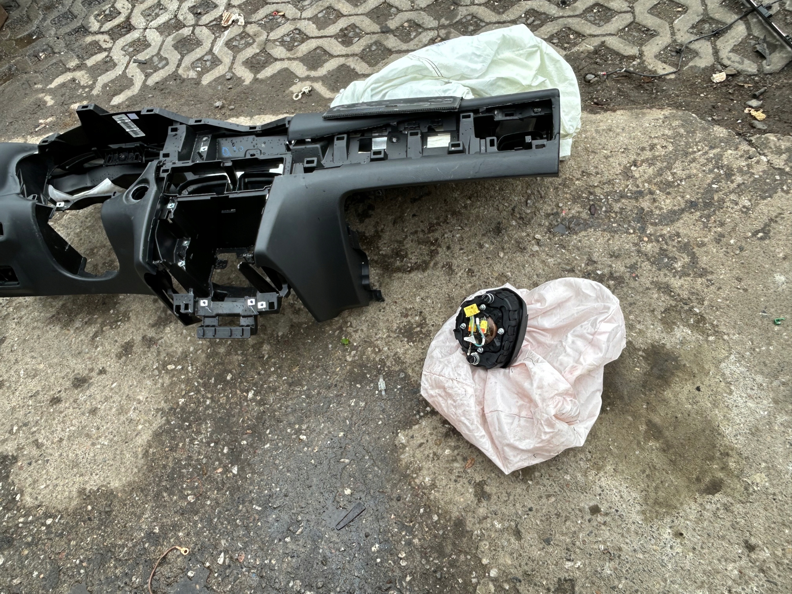 INFINITI Q30 console dashboard instrument panel AIR BAG WYSTRZELONA