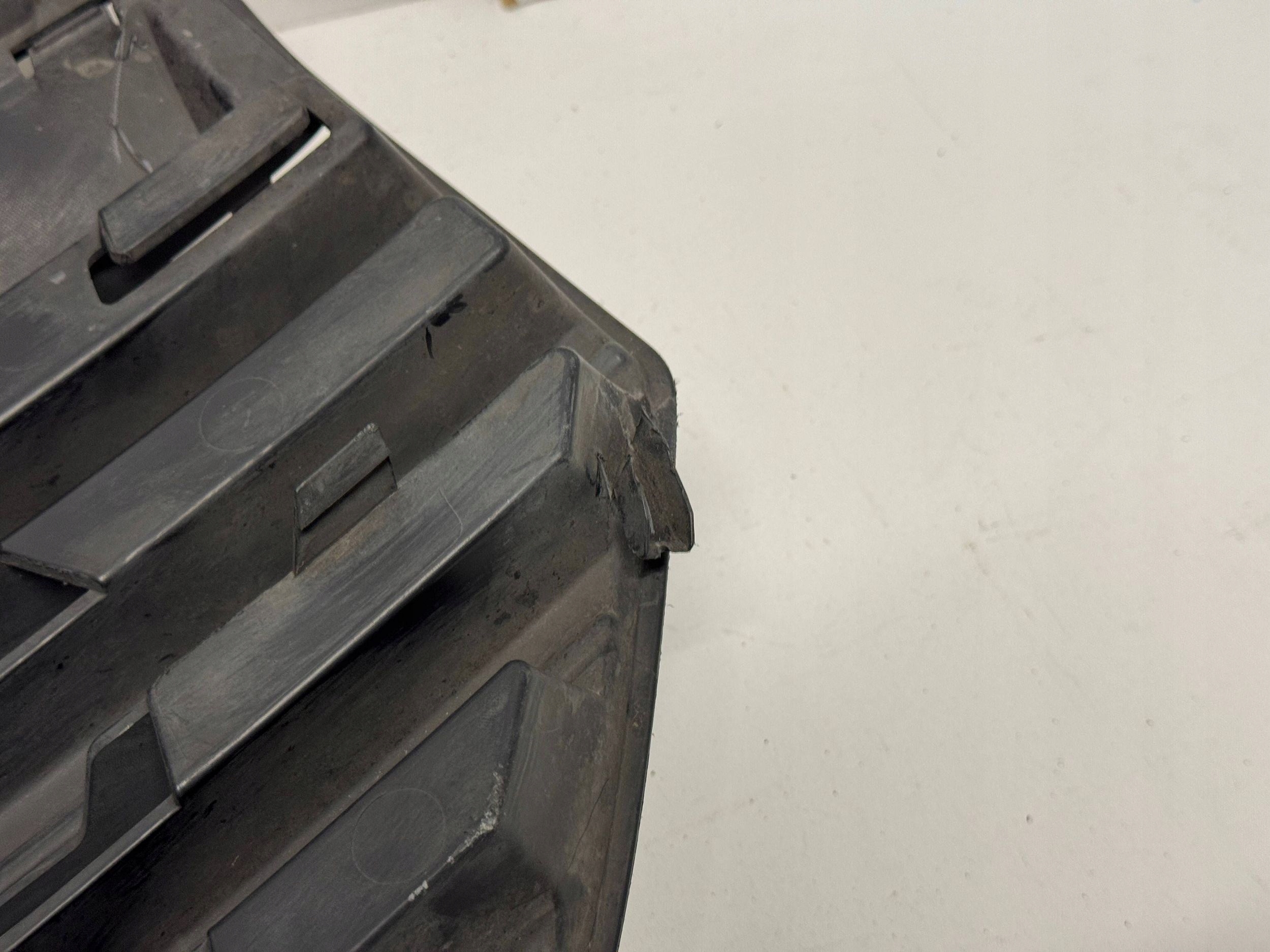 решетка радиатора opel VIVARO b