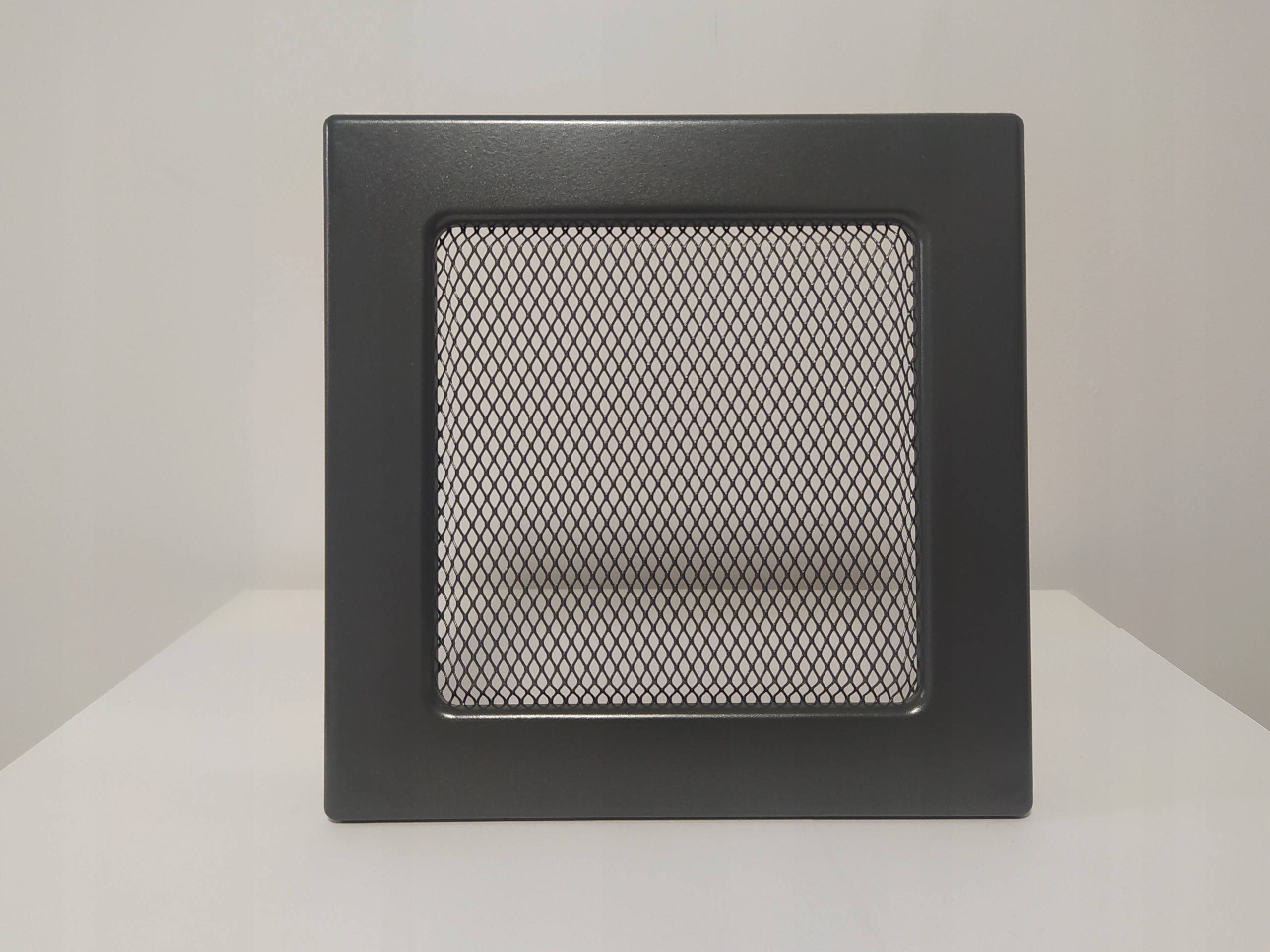 KRATKA KOMINKOWA WENTYLACYJNA 17x17 GRAFITOWA Kolor dominujący odcienie szarości