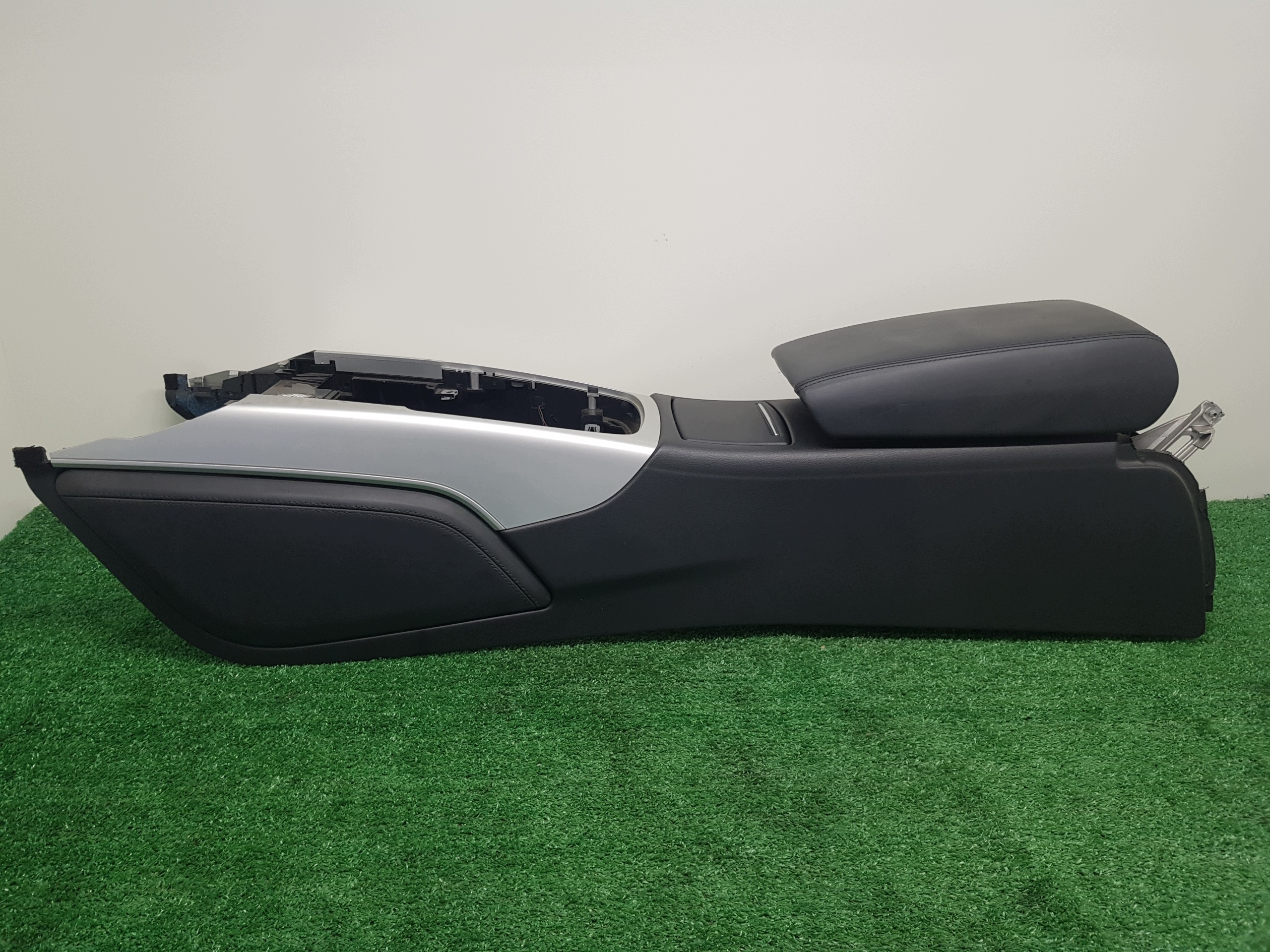 TUNEL central armrest CUPHOLDER AUDI A6-C7 2013 STAN as new