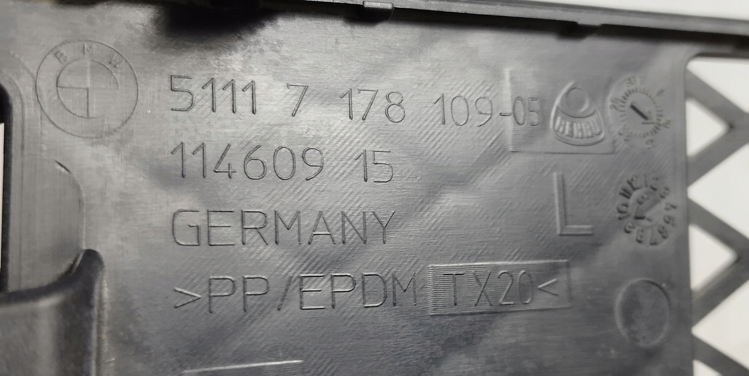 grid of a bumper left BMW 5 E60 E61 LIFT 7178109