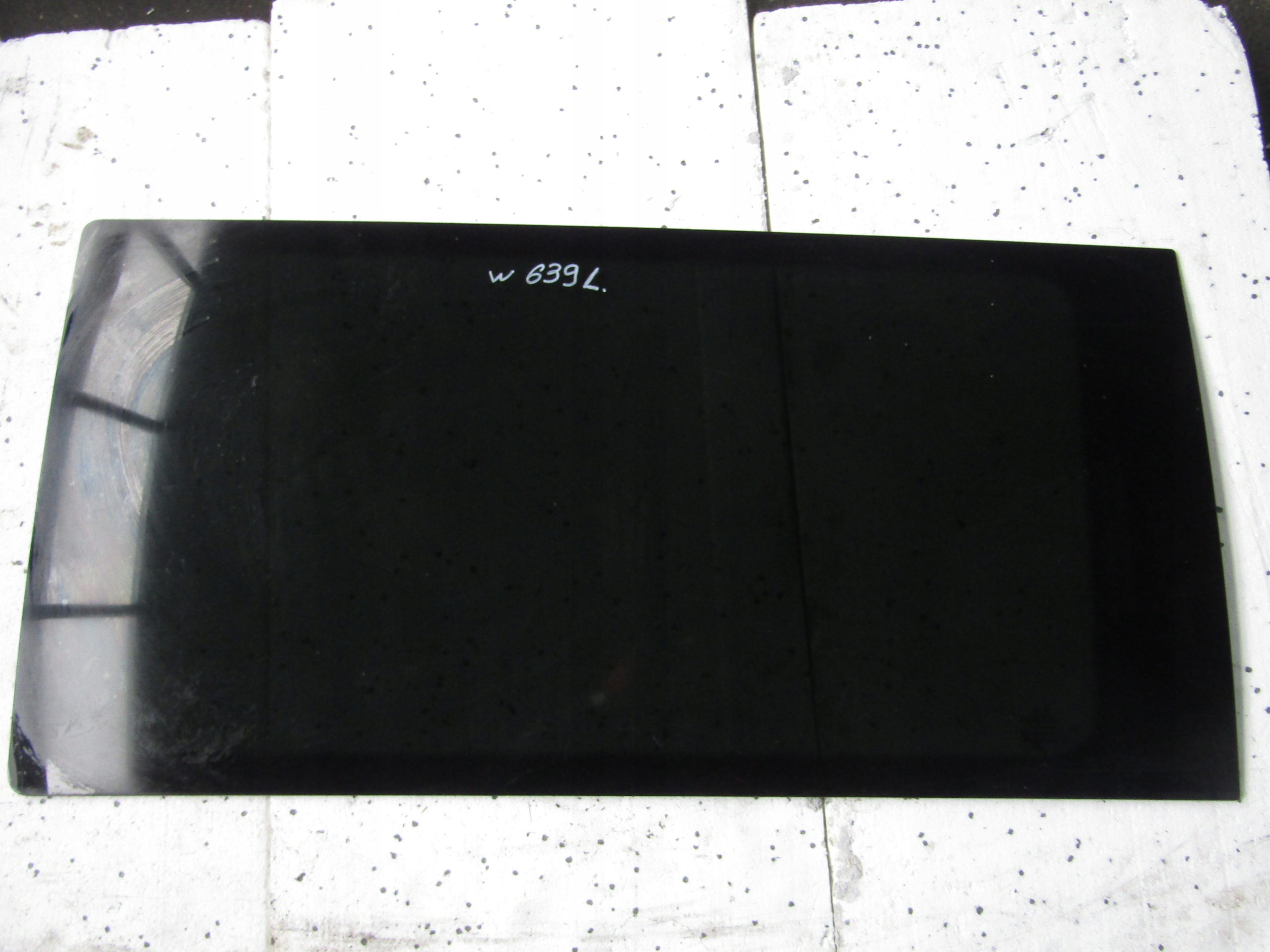 Стекло левое MERCEDES W639 левое