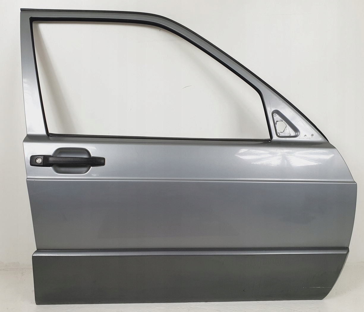 DRZWI PRAWY PRZÓD 122 MERCEDES W201