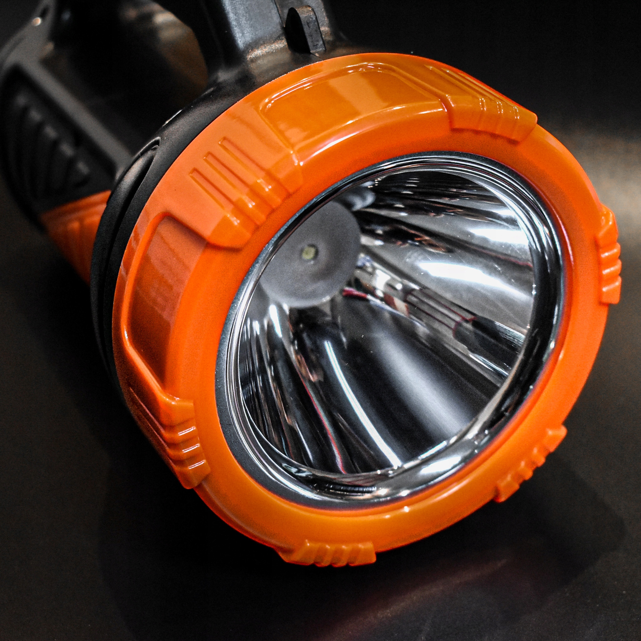 LATARKA LED MOCNA AKUMULATOROWA SZPERACZ ŁADOWALNA Rodzaj reflektor i szperacz