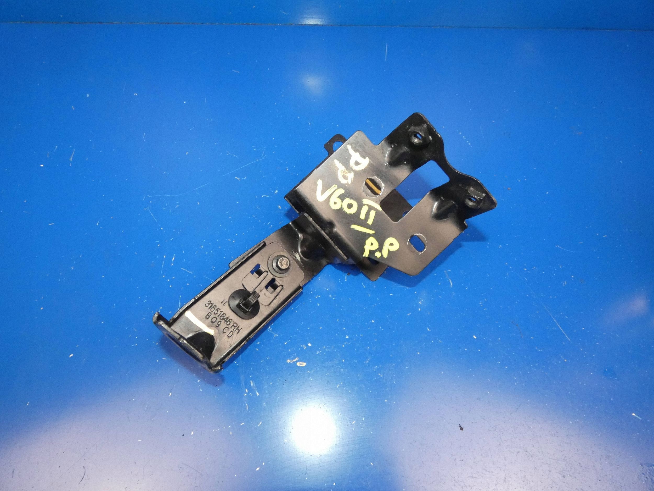 VOLVO V60 II S60 III holder console of a lock bonnets right front