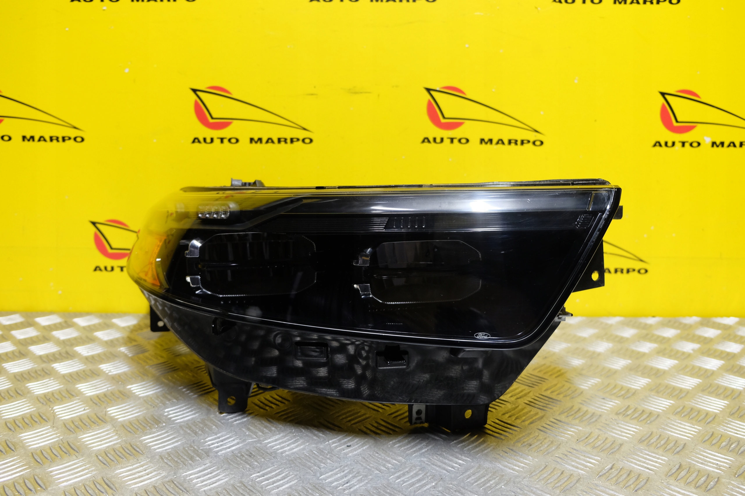 FORD EXPLORER 2020- REFLEKTOR LAMPA POLHI LED CIEMNA R USA Typ samochodu 4x4/SUV Samochody osobowe