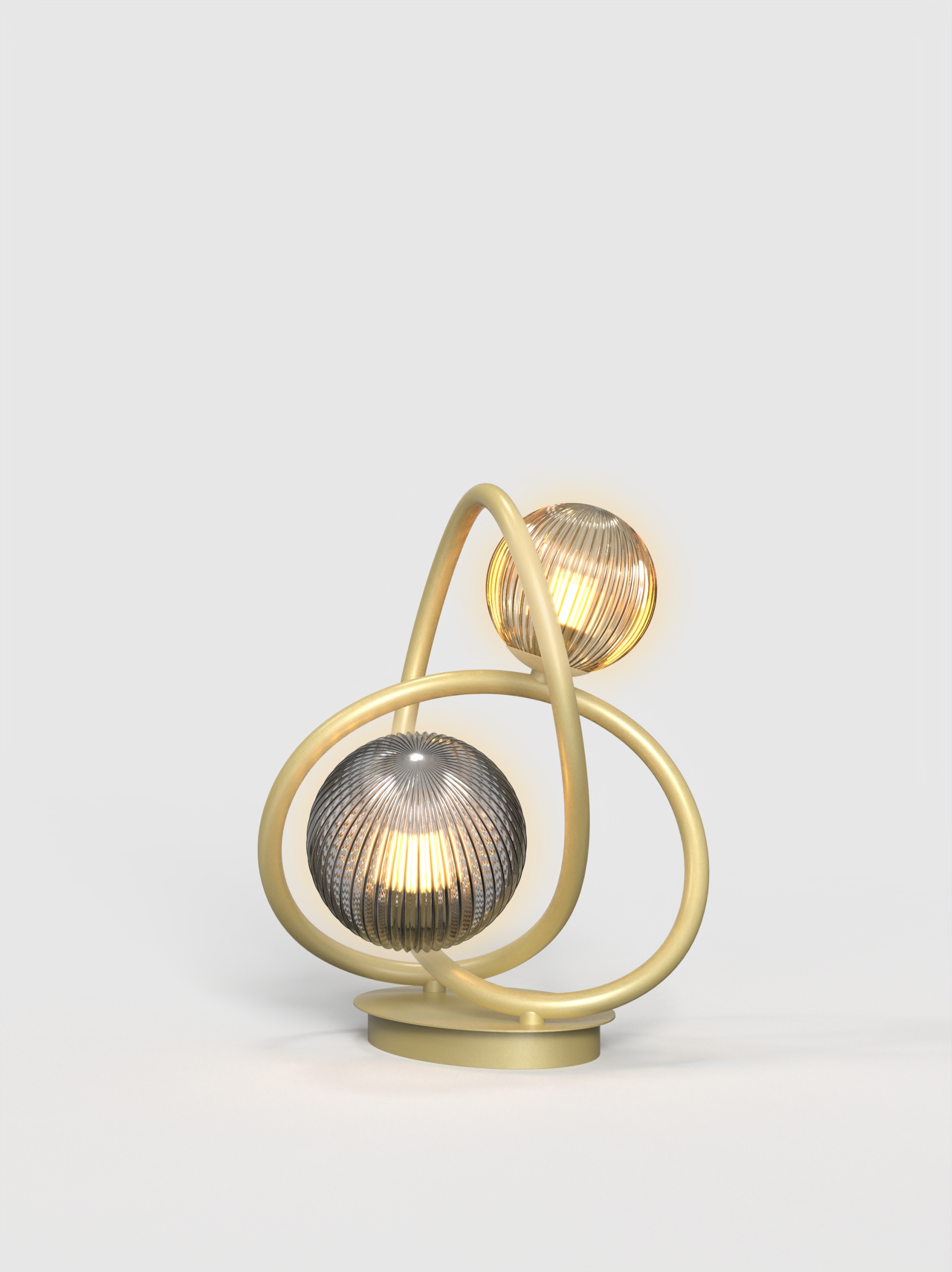 Stojacia lampa Metz v zlatej farbe s jantárovými a dymovými tienidlami