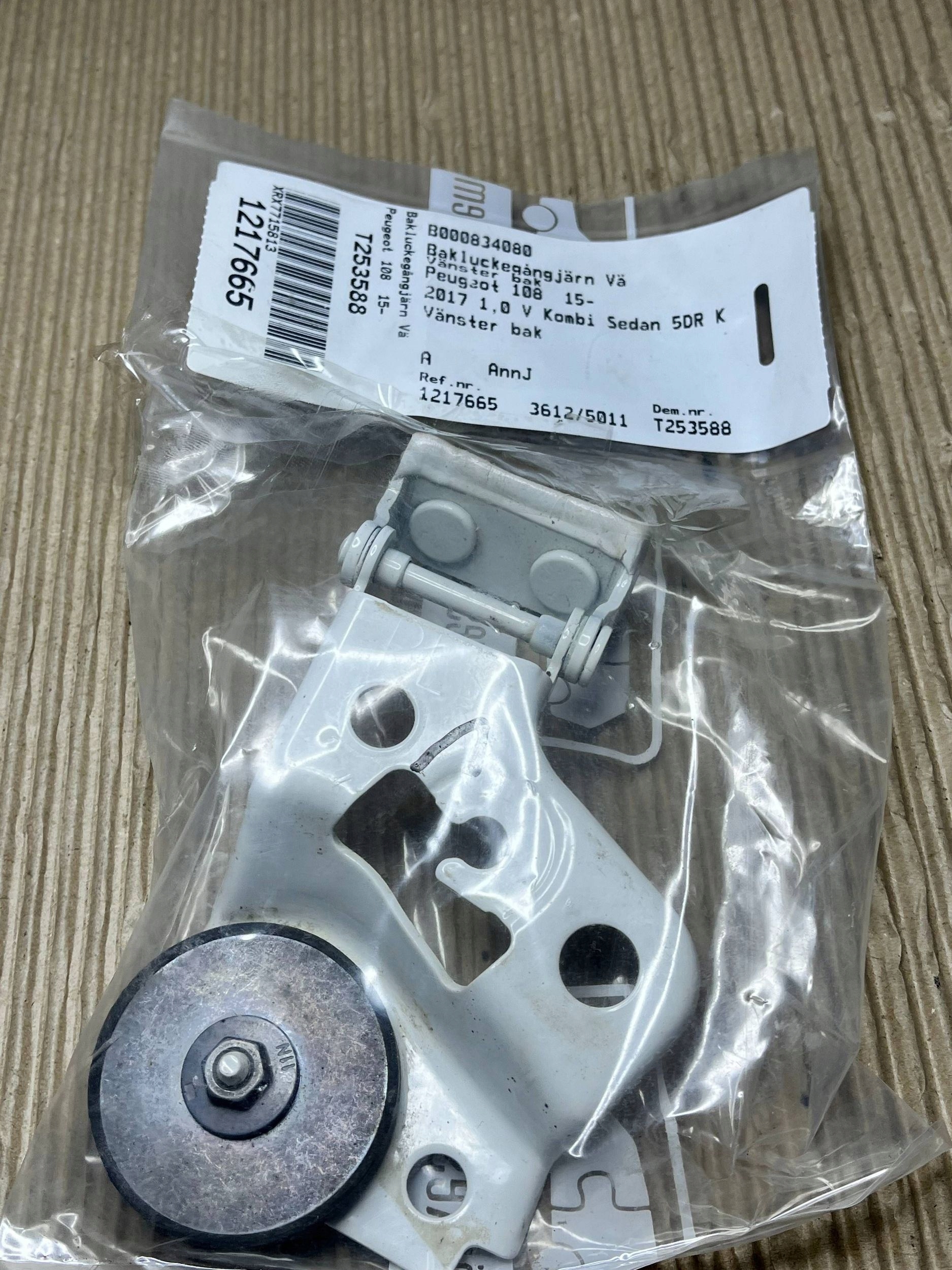 hinge bonnet boot Peugeot 108 B000834080
