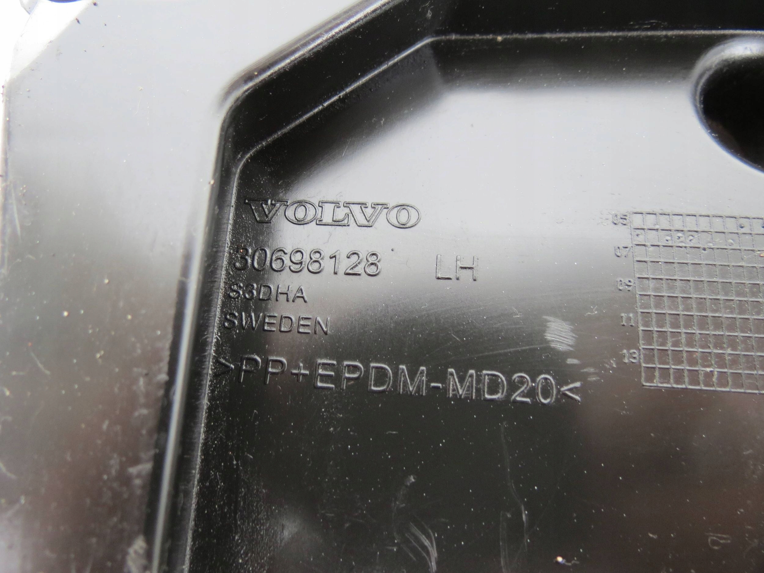 bracket holder of a bumper bumper bracket left VOLVO XC90 30698128
