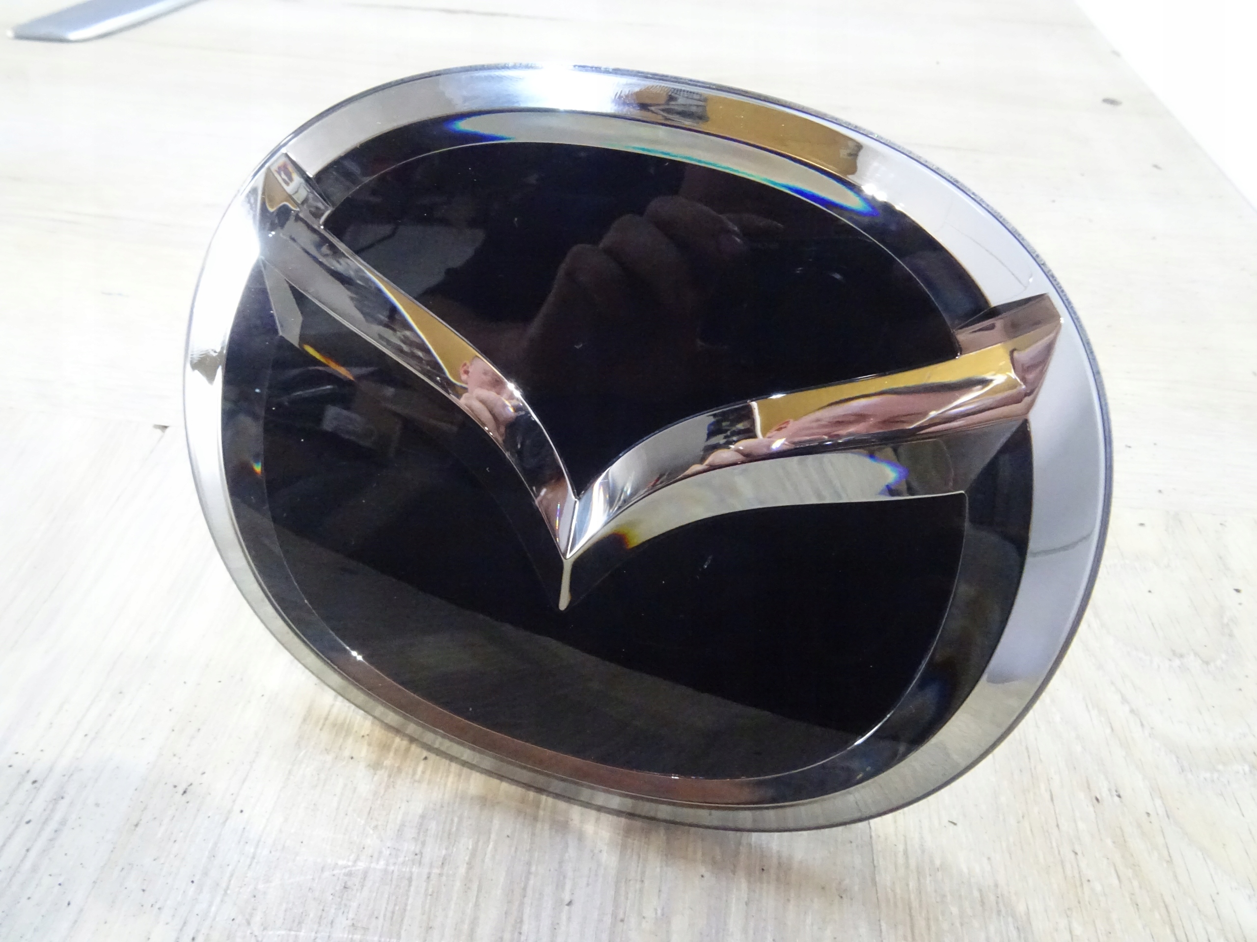 EMBLEMAT ATRAPY GRILLA RADARU MAZDA CX30 CX60 CX90 NOWY ORG KBB3-507Z0 Marka Mazda