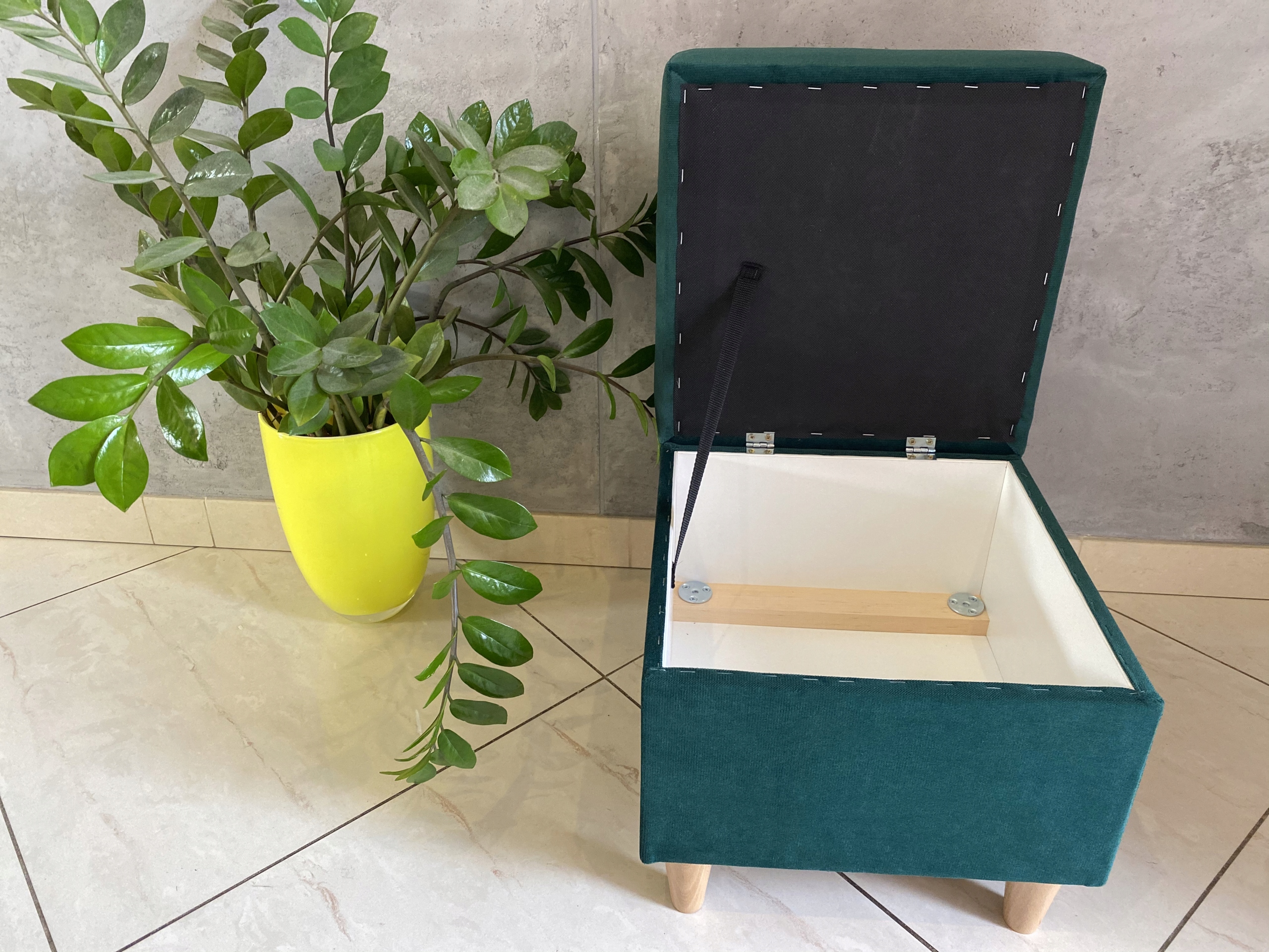 Pufa BERGEN otwierana na nóżkach do salonu Kod producenta 001