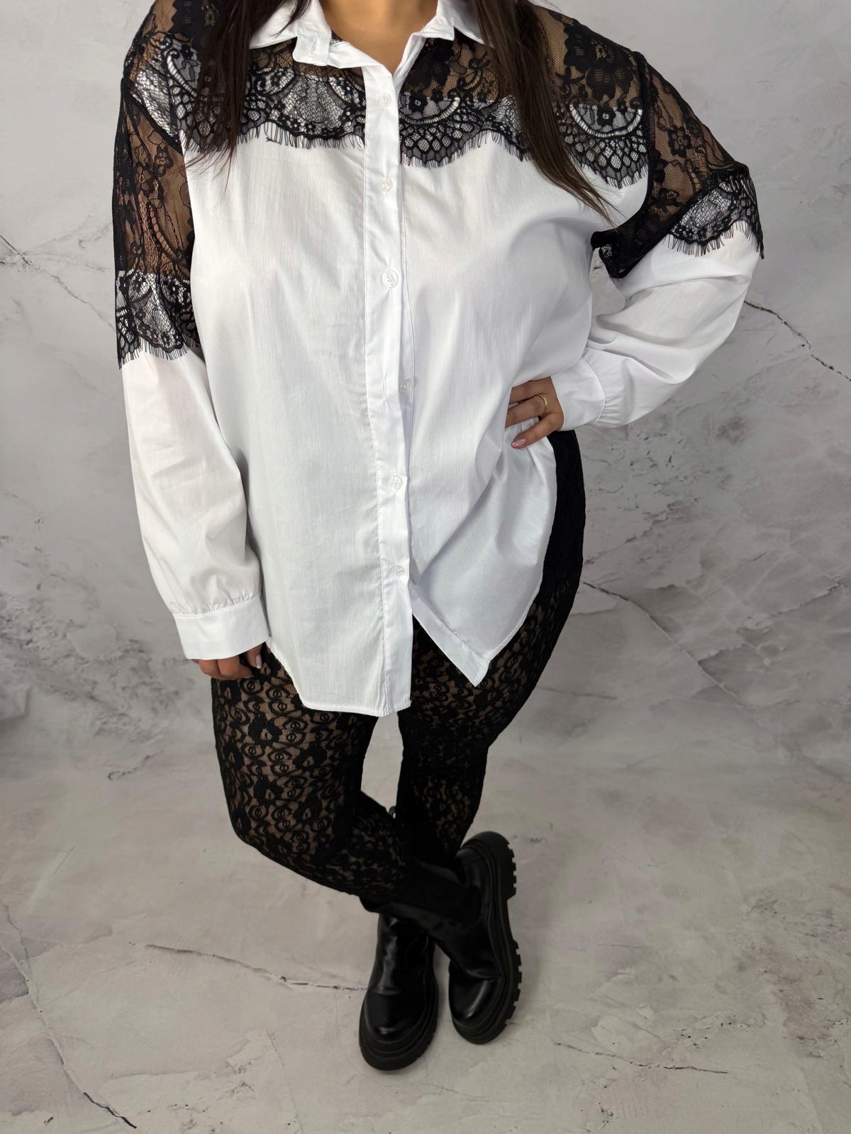 Elegantní bílá košile Plus Size s černou krajkou 50/52