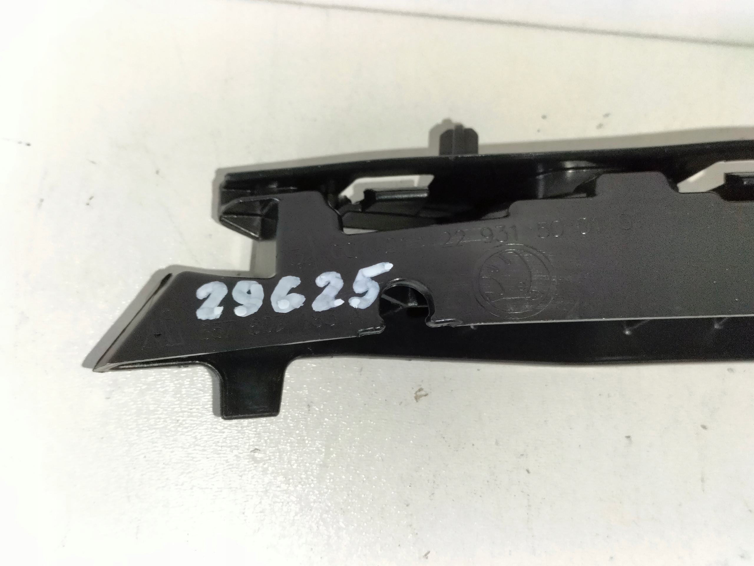 support holder of a bumper front left SKODA SCALA 19