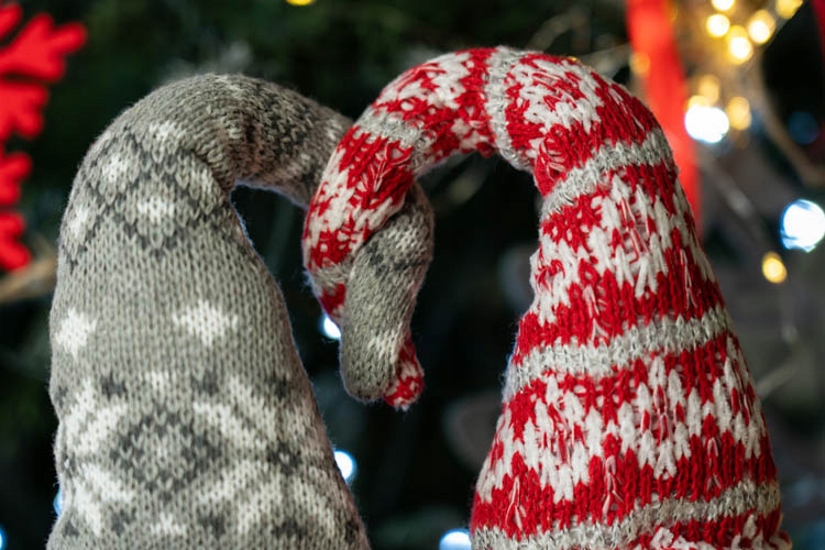 ŚWIĄTECZNY SKRZAT OZDOBA ŚWIETA KRASNAL GNOM POD CHOINKĘ STOJĄCY PASKI Wysokość produktu 35 cm