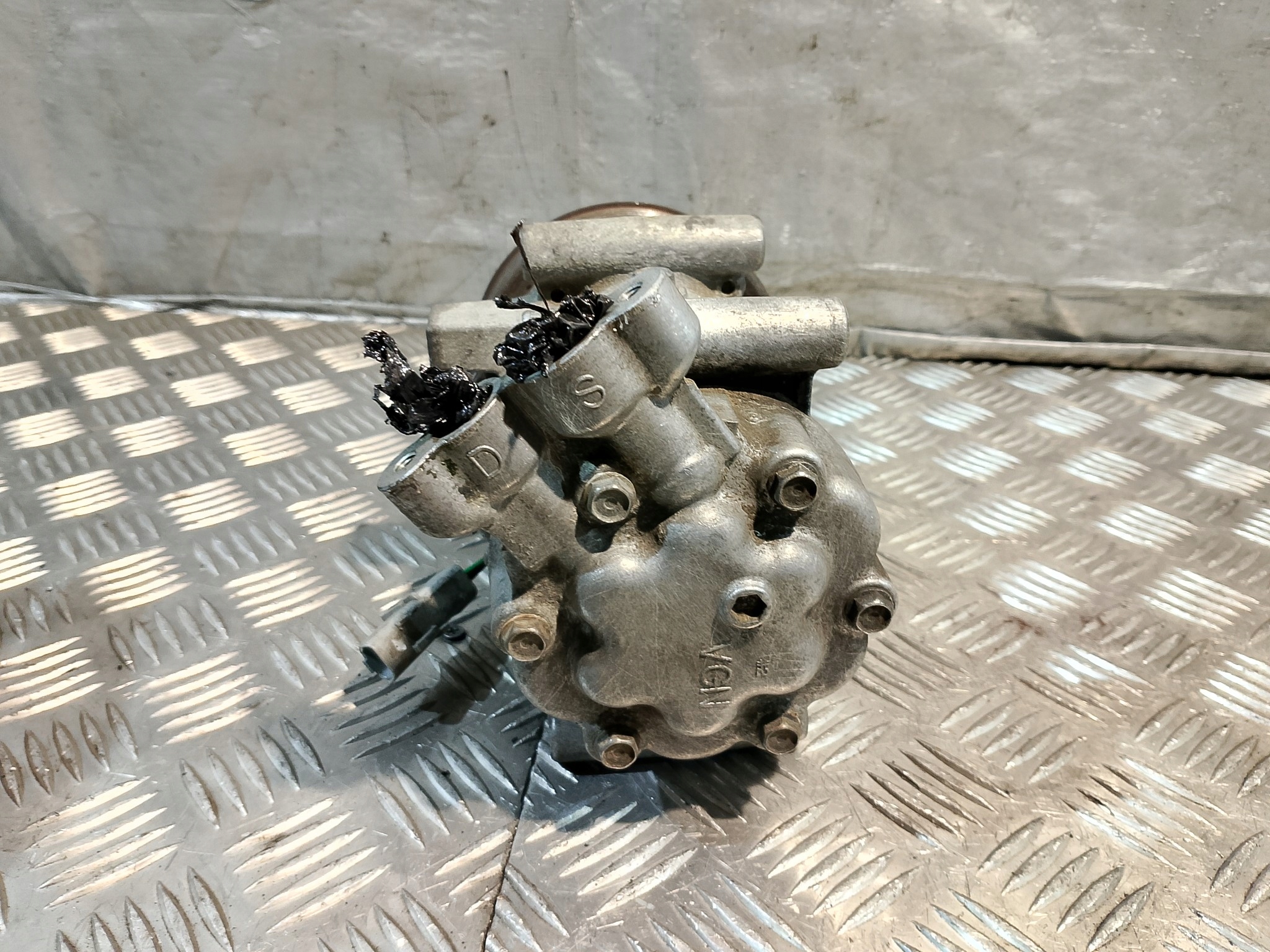 compressor compressor; of the air conditioning RENAULT CLIO III 3 1.6 B 8200365787