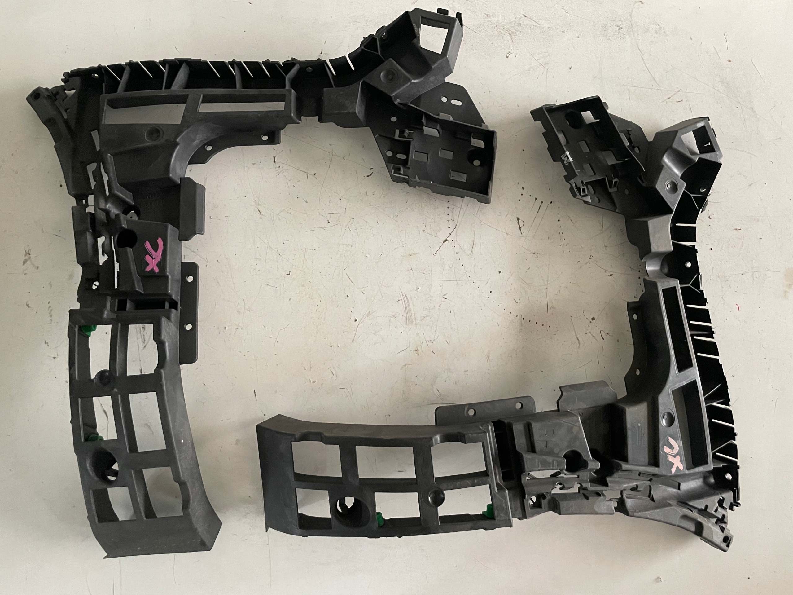 VOLVO XC90 II ŚLIZG PROWADNICA ZDERZAKA TYŁ PRAWY