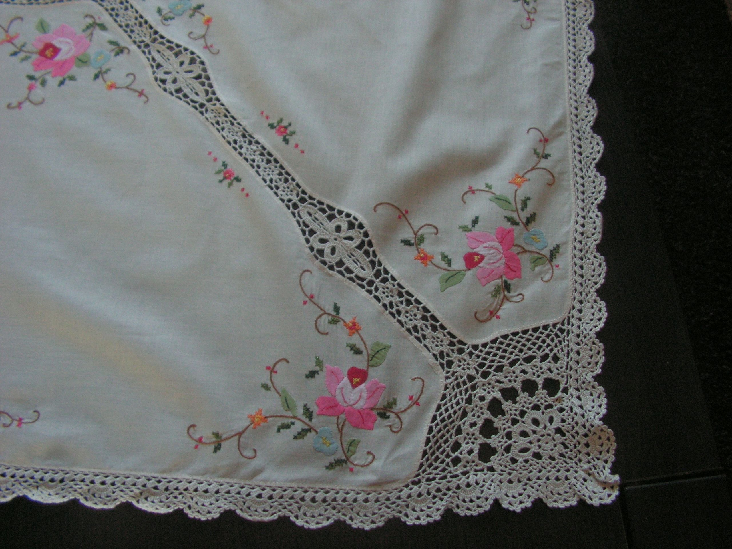Милая Вышитая Скатерть