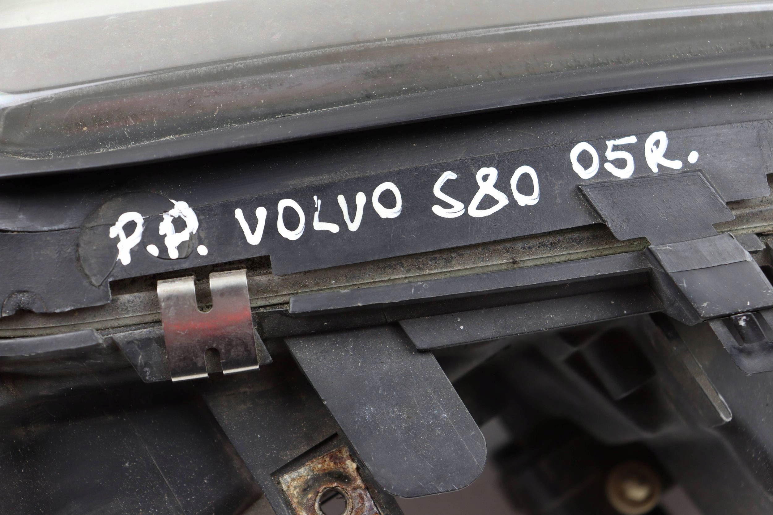 VOLVO S80 and LIFT light front right front EUROPA