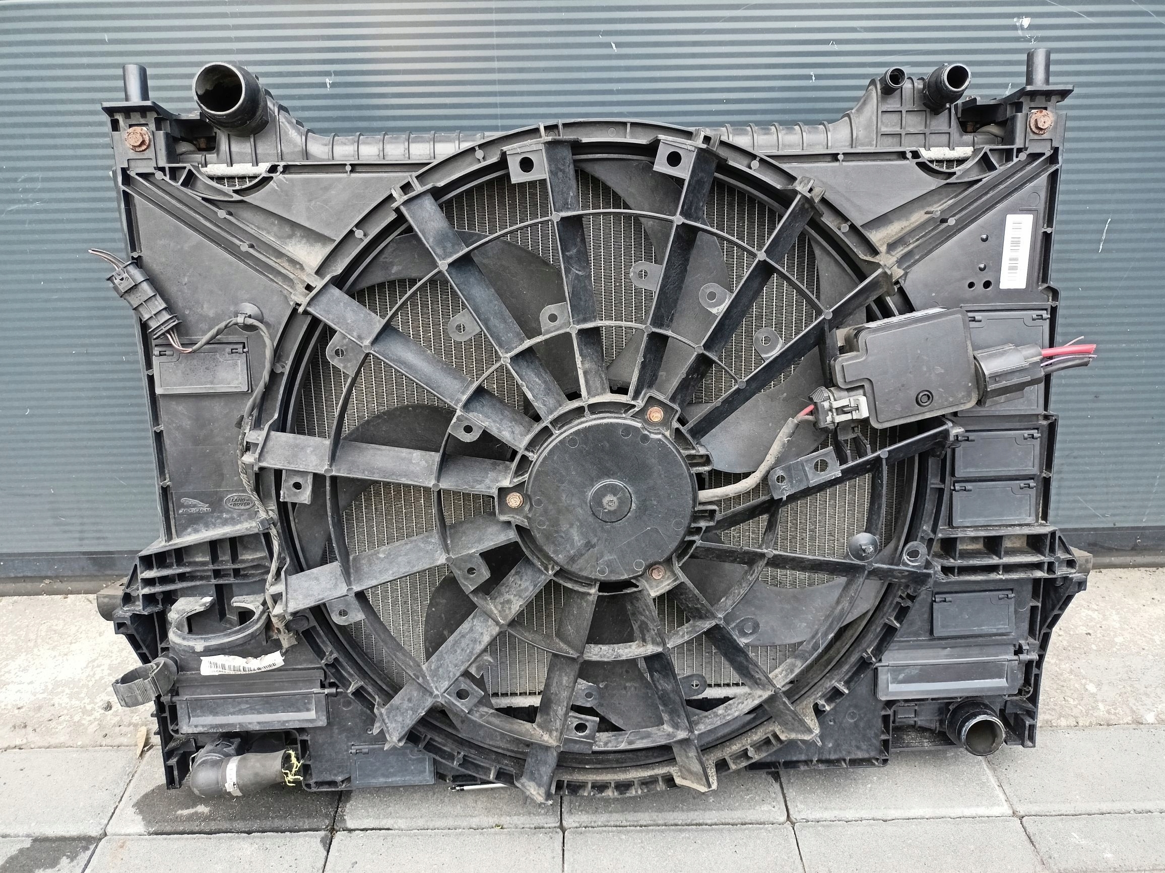 JAGUAR XE X760 2.0 D - PAS PRZEDNI BELKA CHŁODNICE Waga produktu z opakowaniem jednostkowym 30 kg