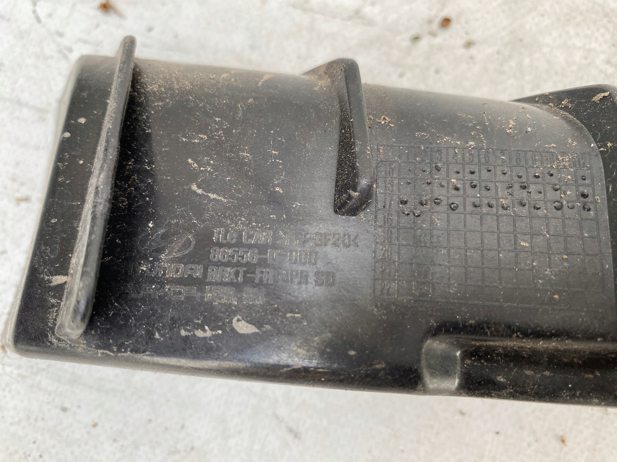 HYUNDAI TUCSON III 15- bumper bracket right front 86556-D7000