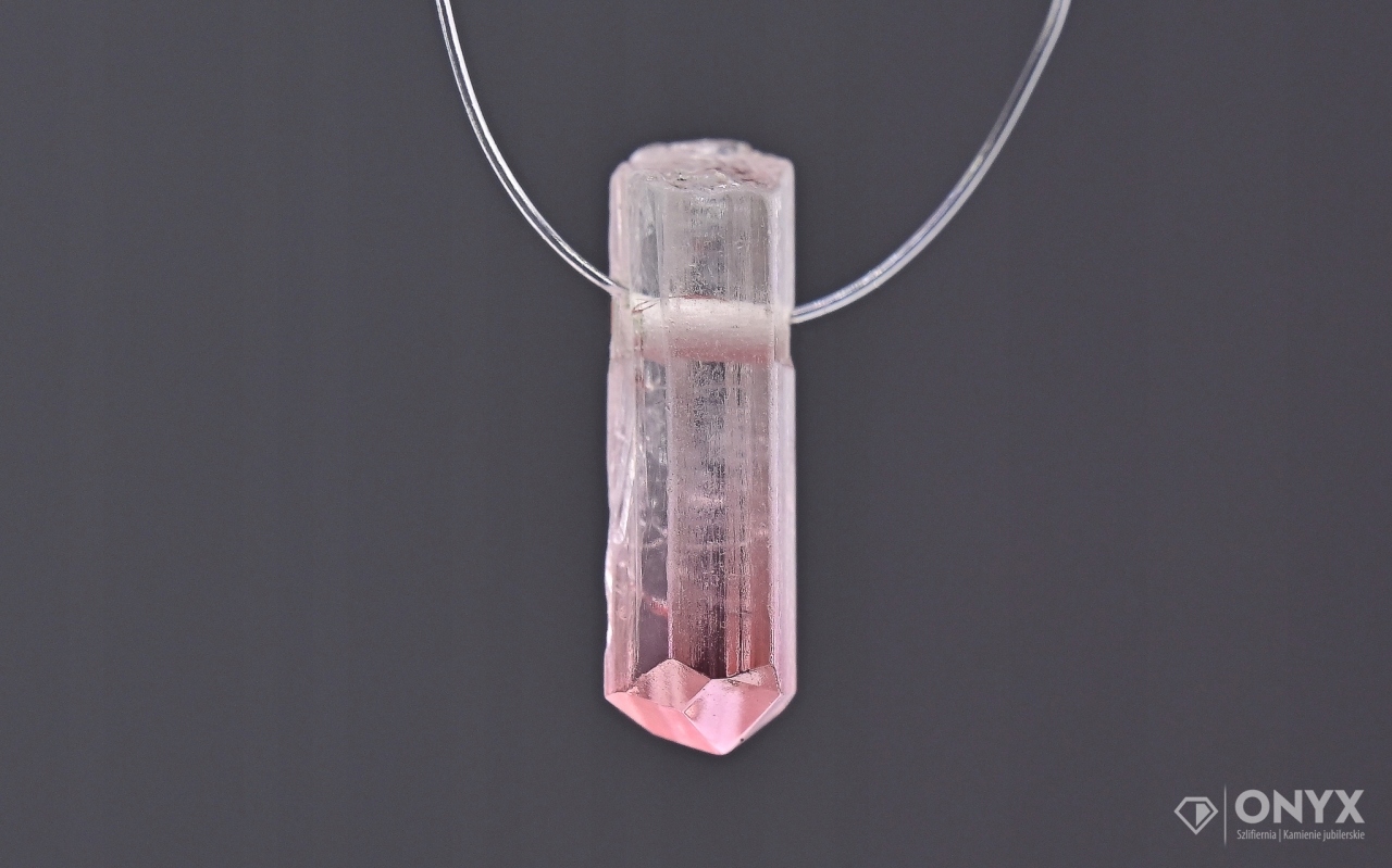 Turmalín provrtaný přírodní křišťál 11,5x5 mm