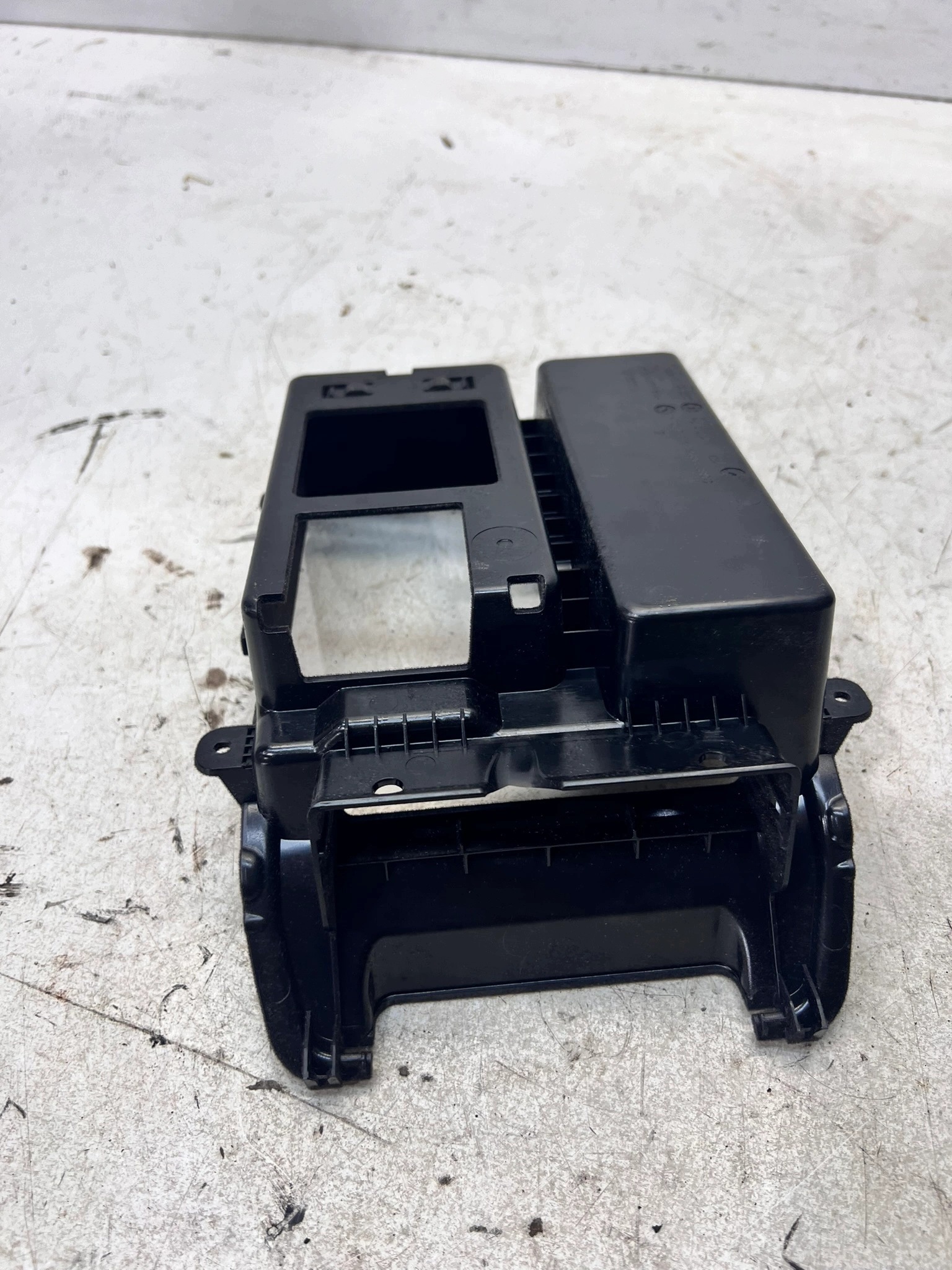 passenger compartment plato TUNELU bracket LADOWARKI AUDI 4K0864981A