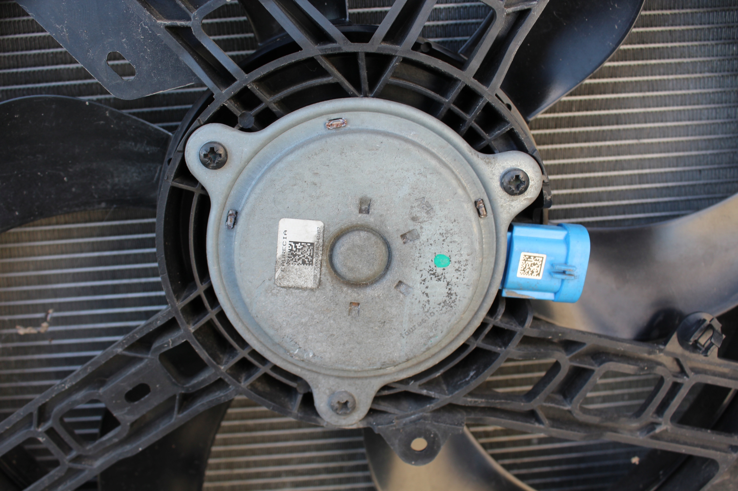 PAS PRZEDNI CHŁODNICE RENAULT TWINGO III #956 Wersja Europejska