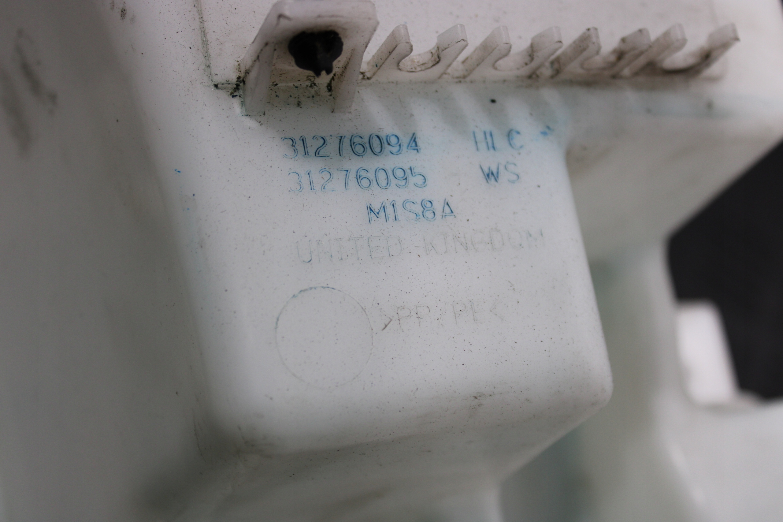 washer fluid tank VOLVO V40 II 2 D2 31276094