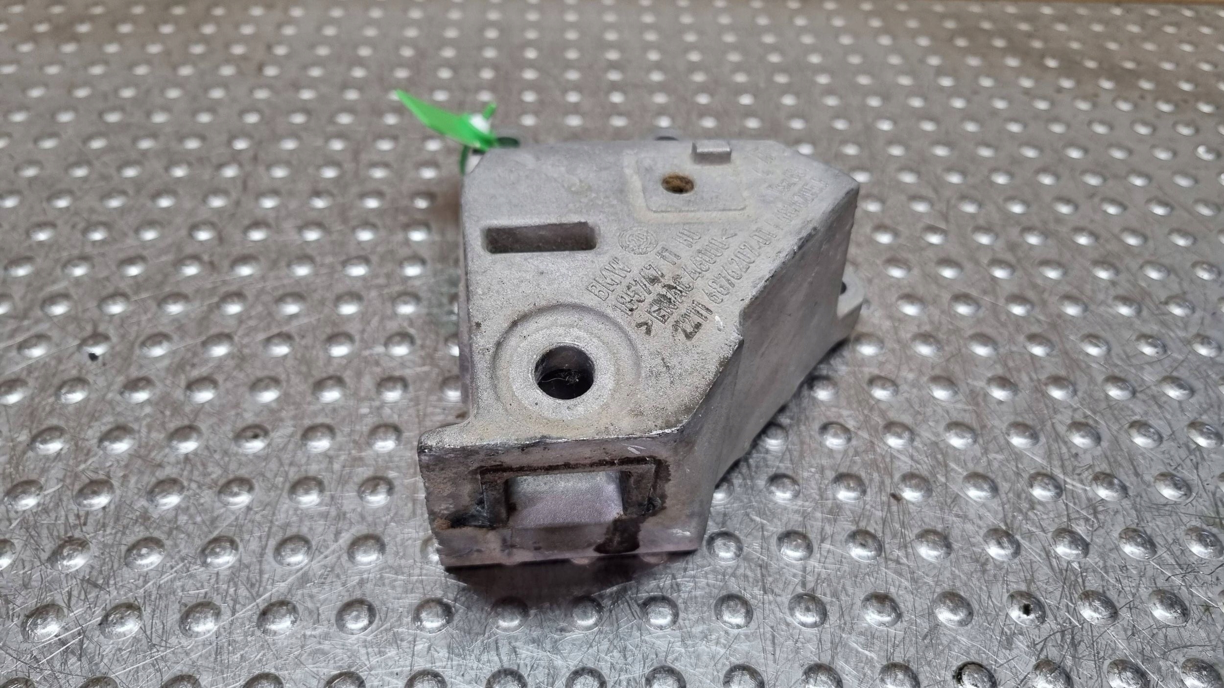 holder engine mount left 6876207 BMW G20 G21 G22 G23 G26 G29 G42