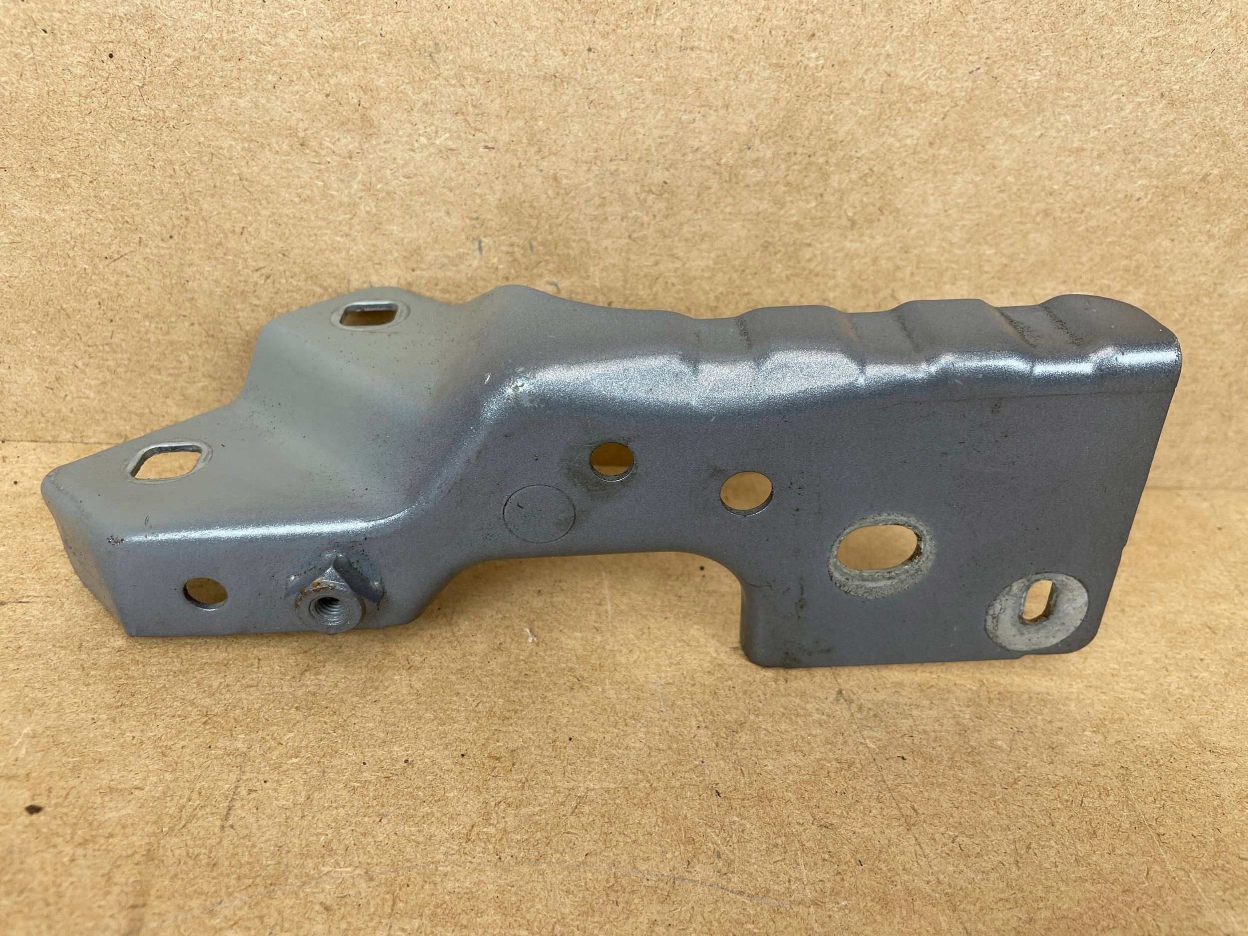 Console Poignée Support plaque Aile Droite Avant RENAULT AUSTRAL 2022- 625643
