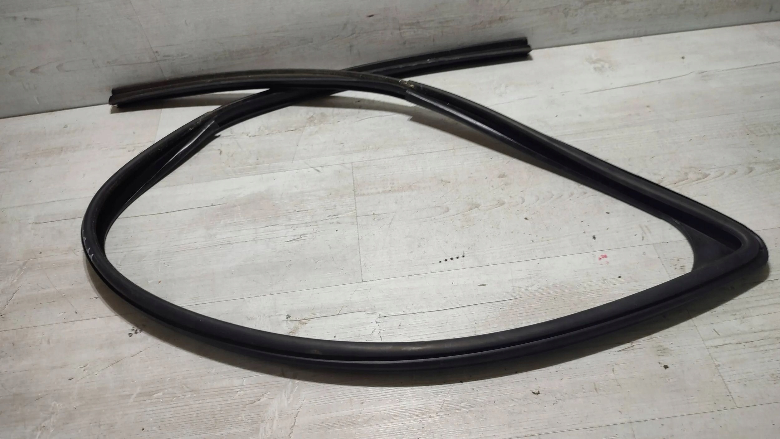 Dacia Duster and 16r 1.6b front side right gasket windows door