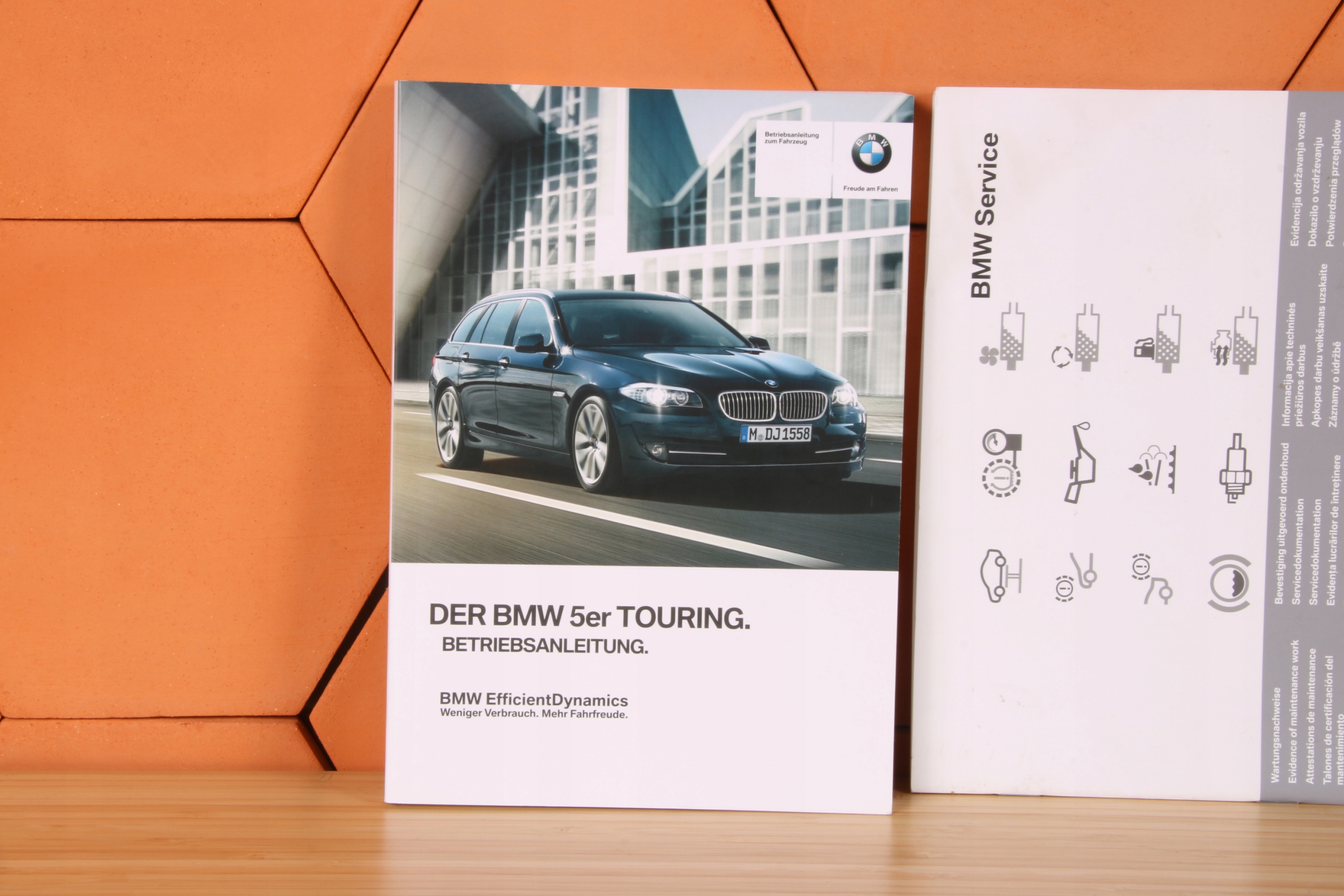 BMW F11 ORYGINALNA NIEMIECKA KSIĄŻKA SERWISOWA INSTRUKCJA OBSŁUGI ETUI Tytuł BMW F11 ORYGINALNA NIEMIECKA KSIĄŻKA SERWISOWA INSTRUKCJA OBSŁUGI ETUI