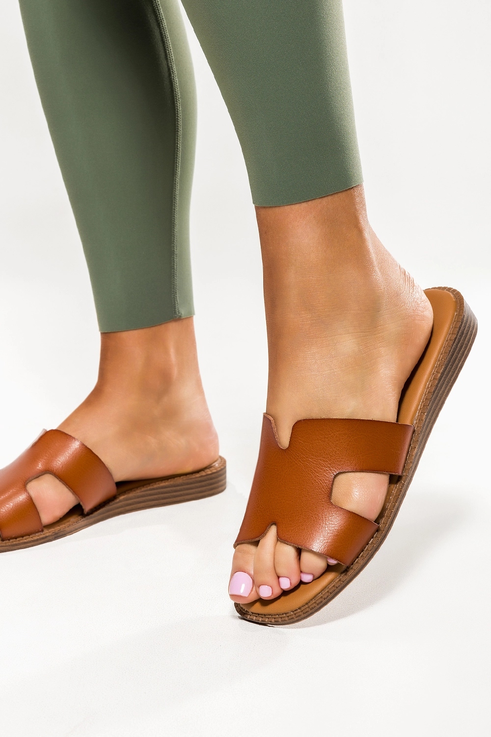 BRĄZOWE KLAPKI DAMSKIE PŁASKA PODESZWA LEKKIE WYGODNE OBUWIE NA LATO r 39 Płeć kobieta