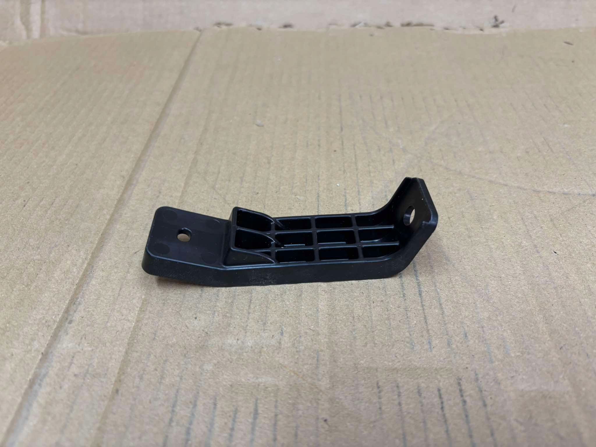 bumper bracket left rear part HYUNDAI I20 86637-Q0000