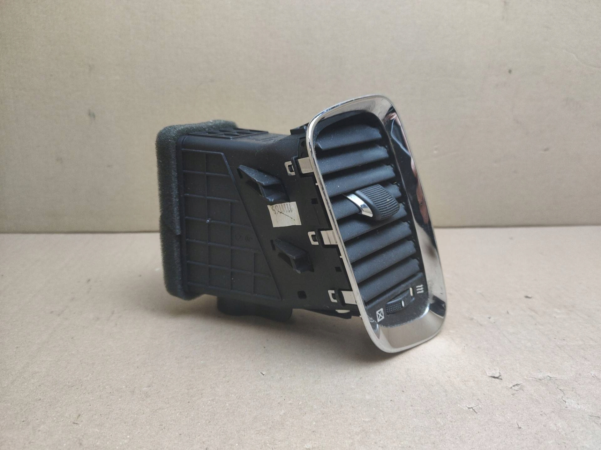 grid air conditioning devices left side upper Dodge Durango 3 2012 VP-00006049-01