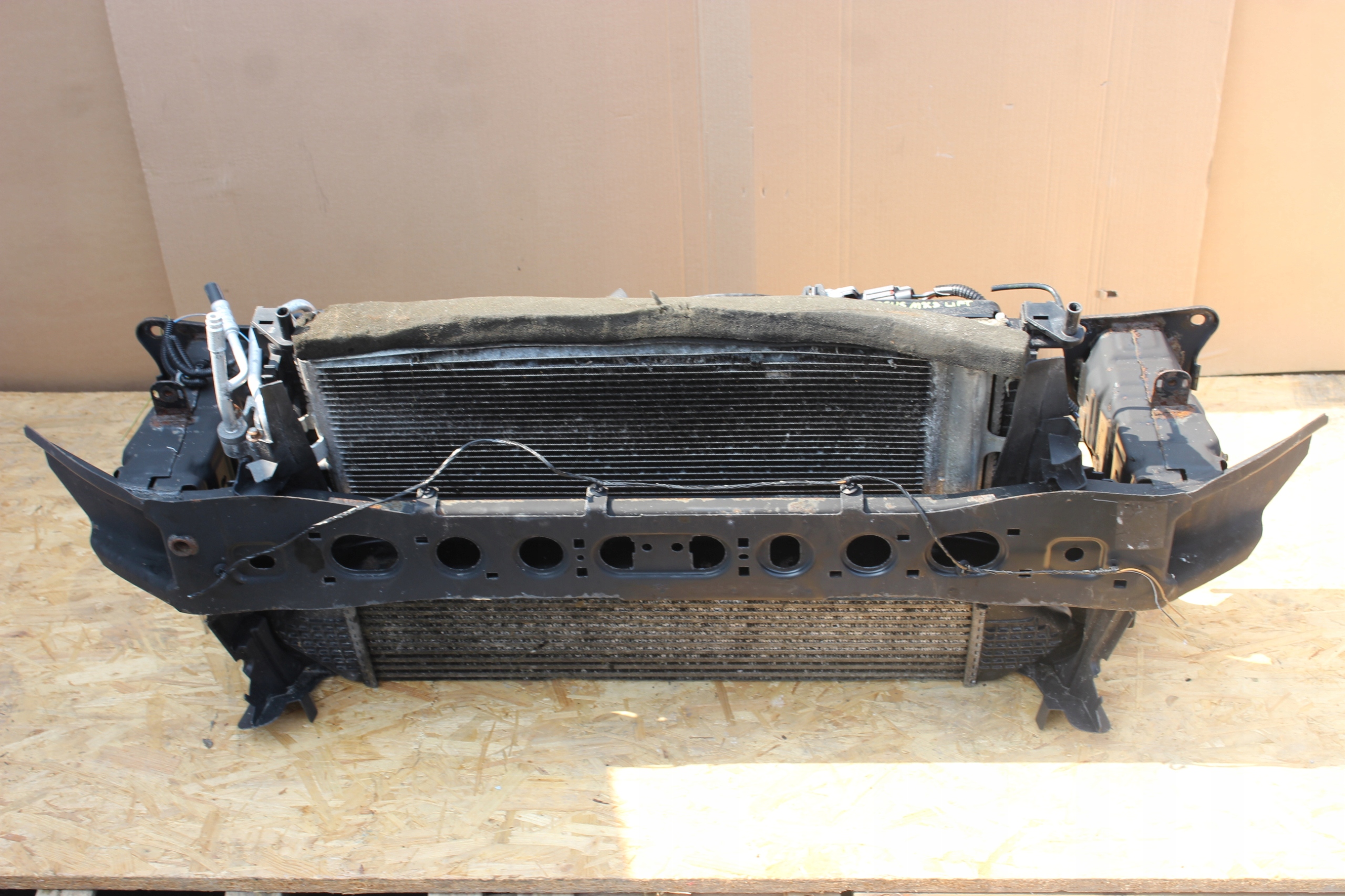 PAS PRZEDNI CHŁODNICE FOCUS MK3 10R- 1.6 ECOBOOST