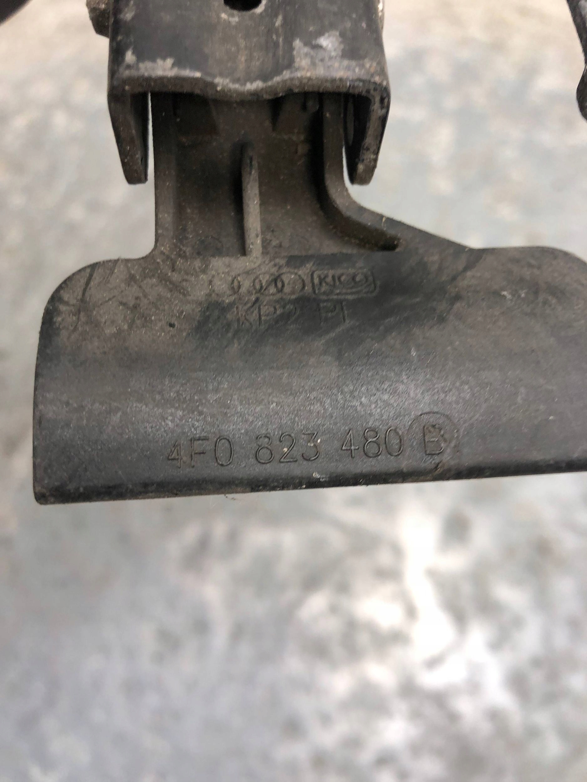 lock RYGIEL bonnets AUDI A6 C6 4F0823480B
