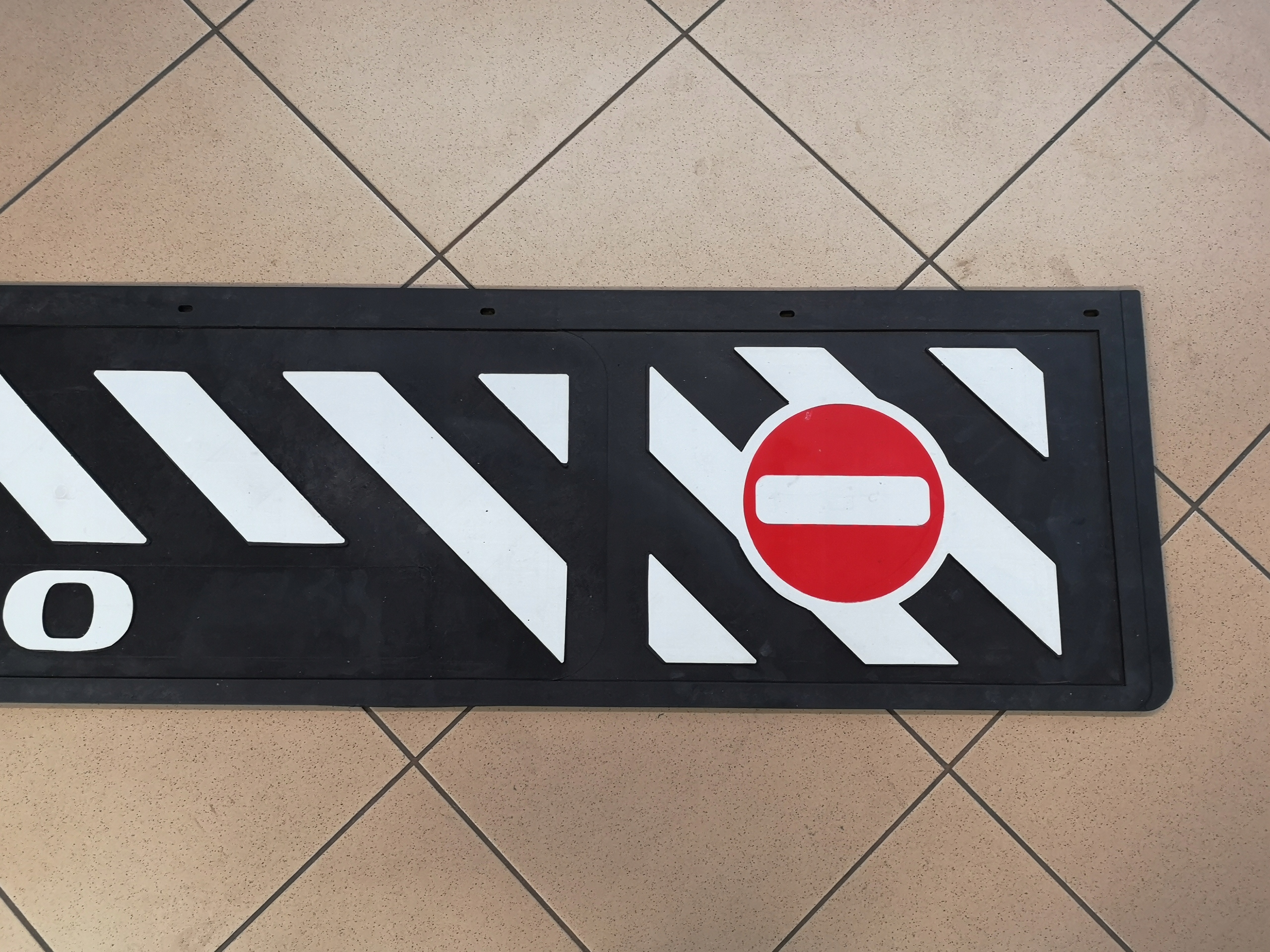 Chlapacz naczepy przyczepy VOLVO czarny tłoczony Strona zabudowy tył