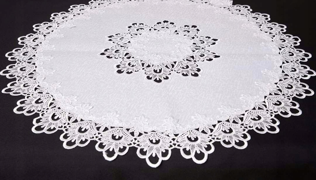 

Obrus okrągły biały obszyty gipiurą 130cm