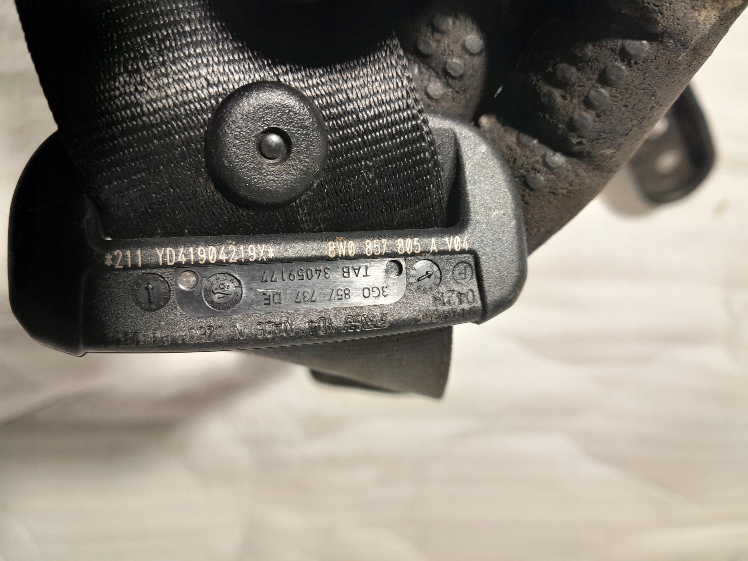 AUDI A4 B9 Gurten Sicherheits links heck 8W0857805A
