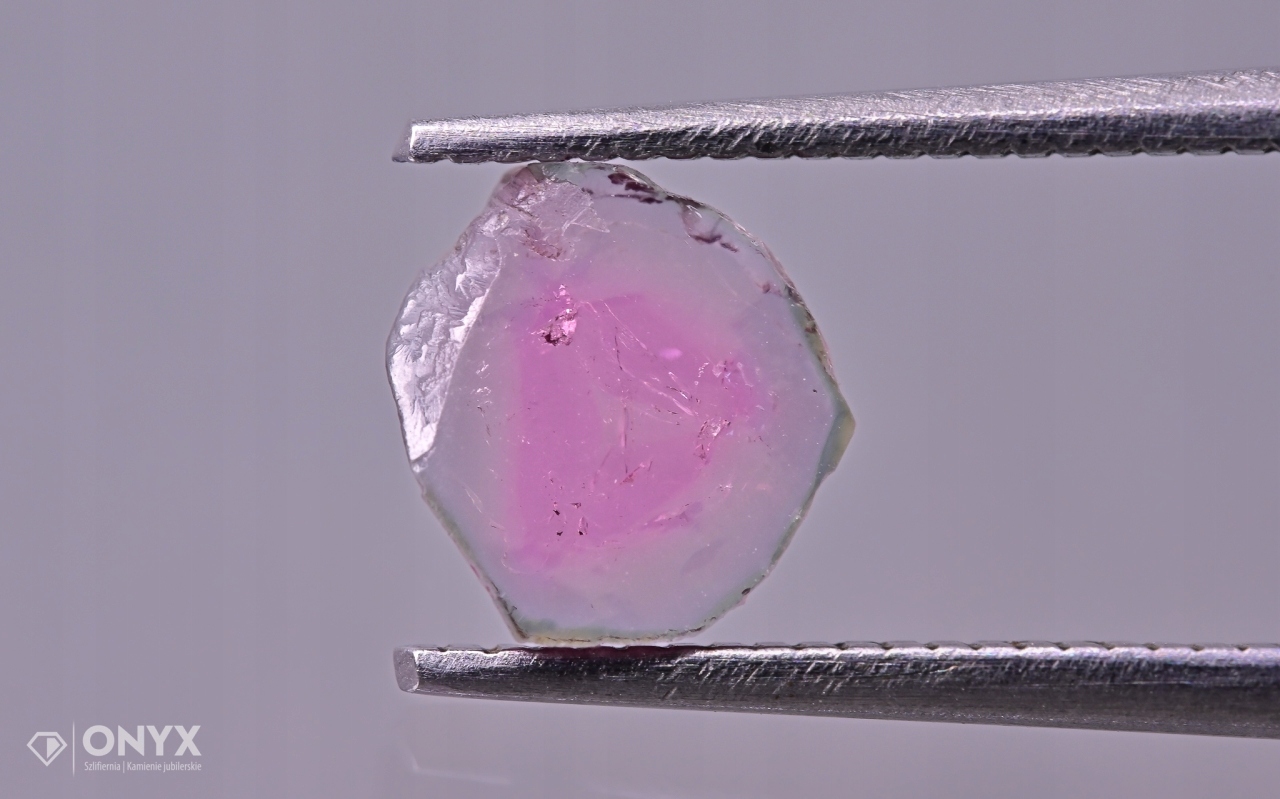 Turmalín nepravidelná dlažba 6,5x6 mm