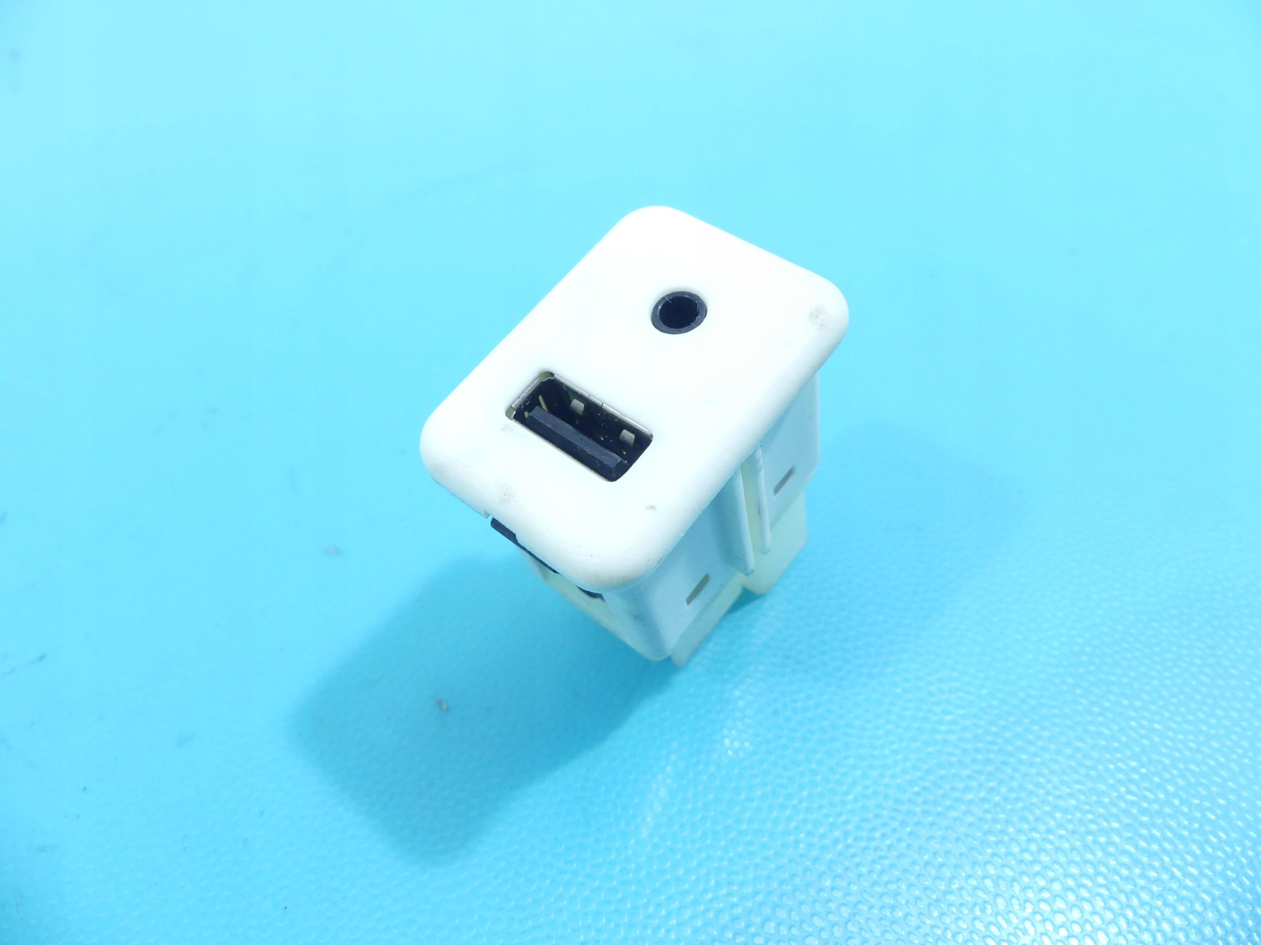 20870101 - РОЗ'ЄМ AUX USB SAAB 94X 9-4X OPEL ANTARA