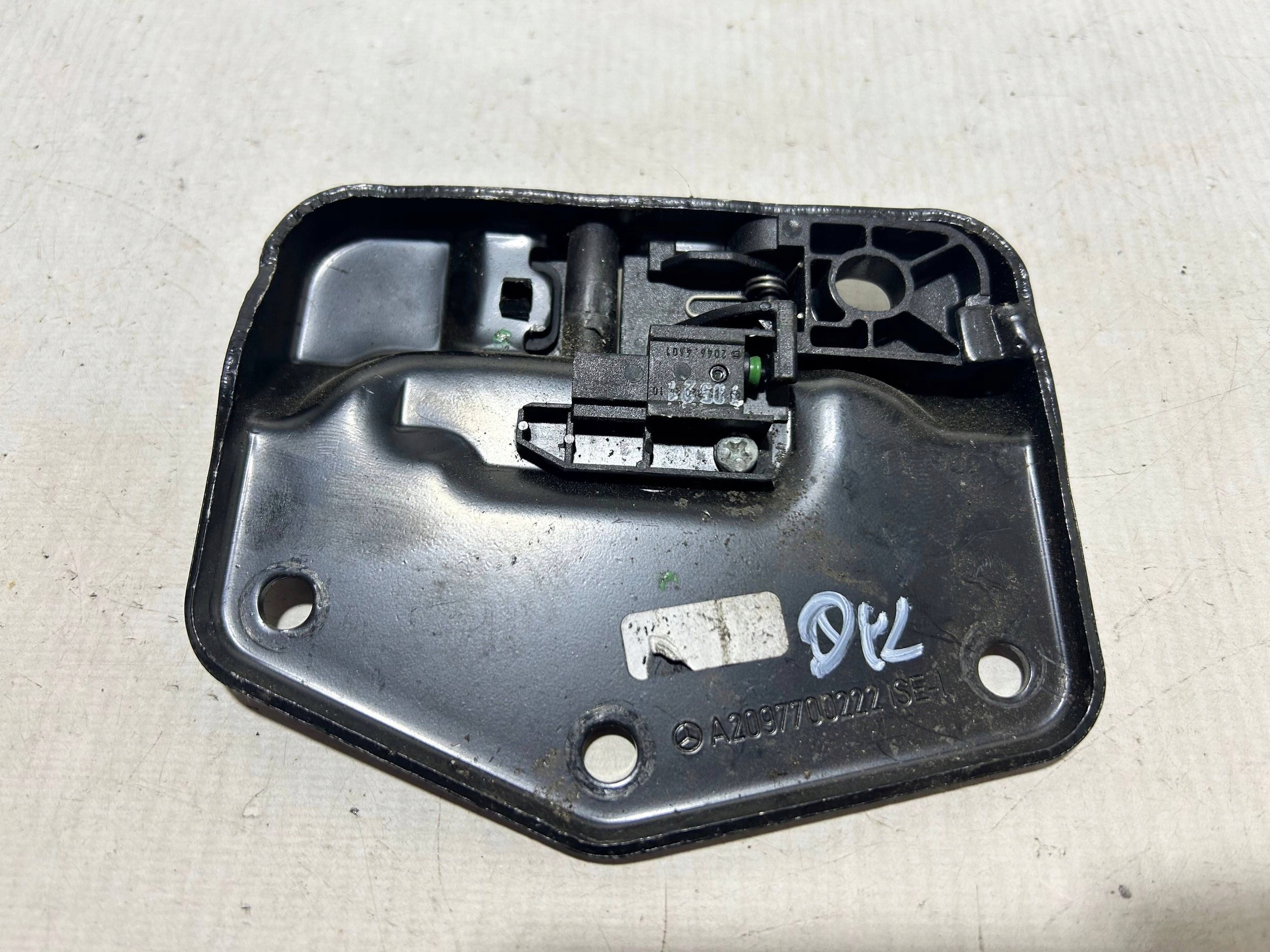 ZAMEK RYGIEL DACHU PRAWY MERCEDES CLK W209 2097700222