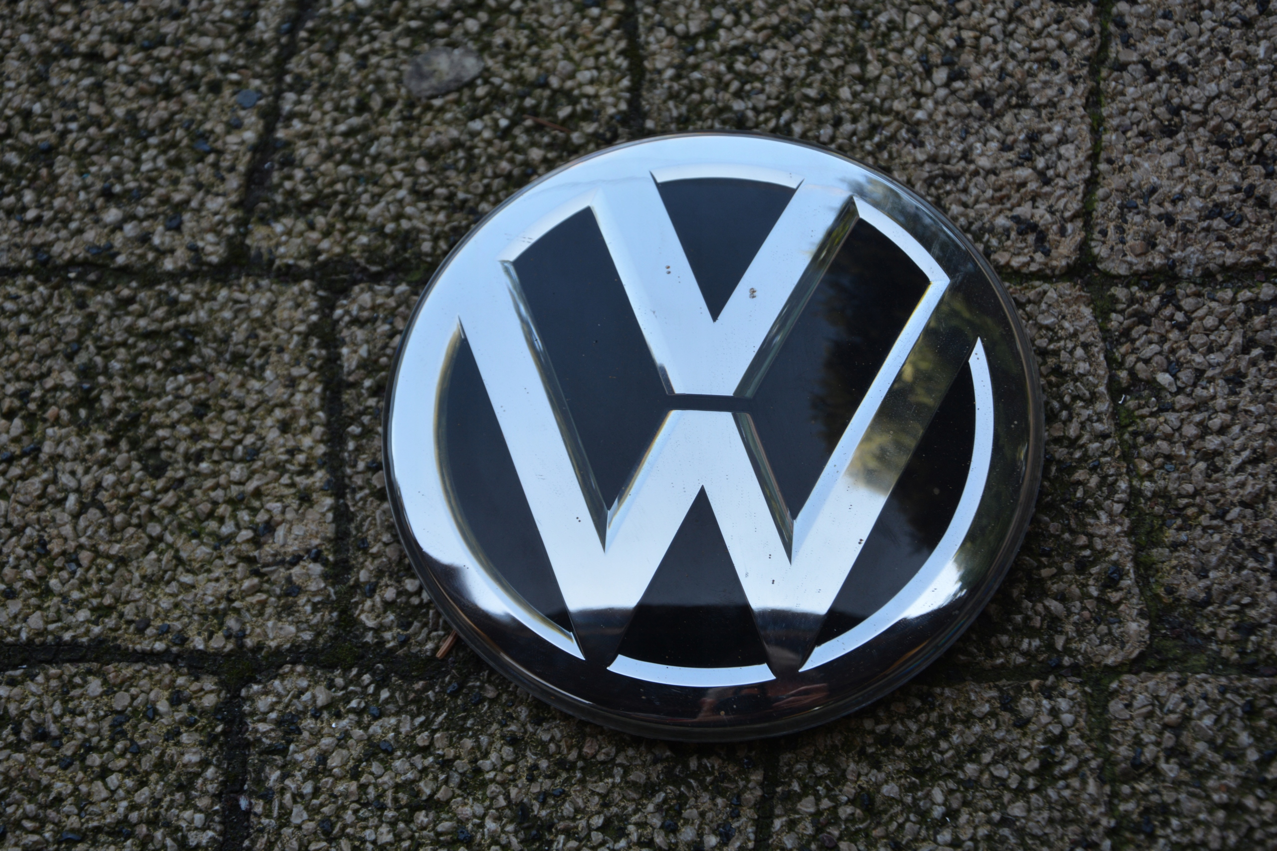 EMBLEMAT ATRAPY POD RADAR VW GOLF 7 3G0853601A