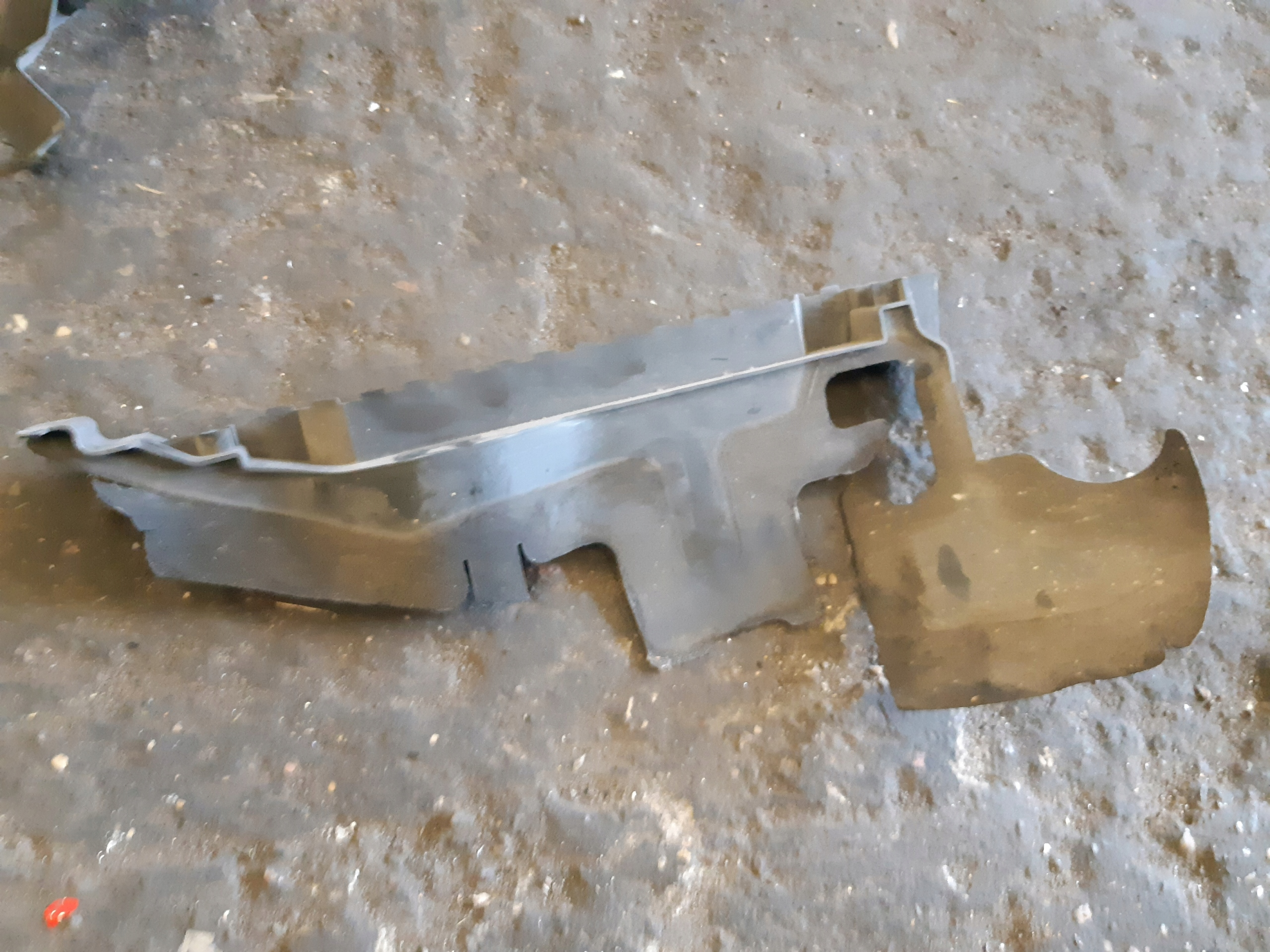 AUDI A6 C6 luftansaugkanal rechts 4F0121284AH