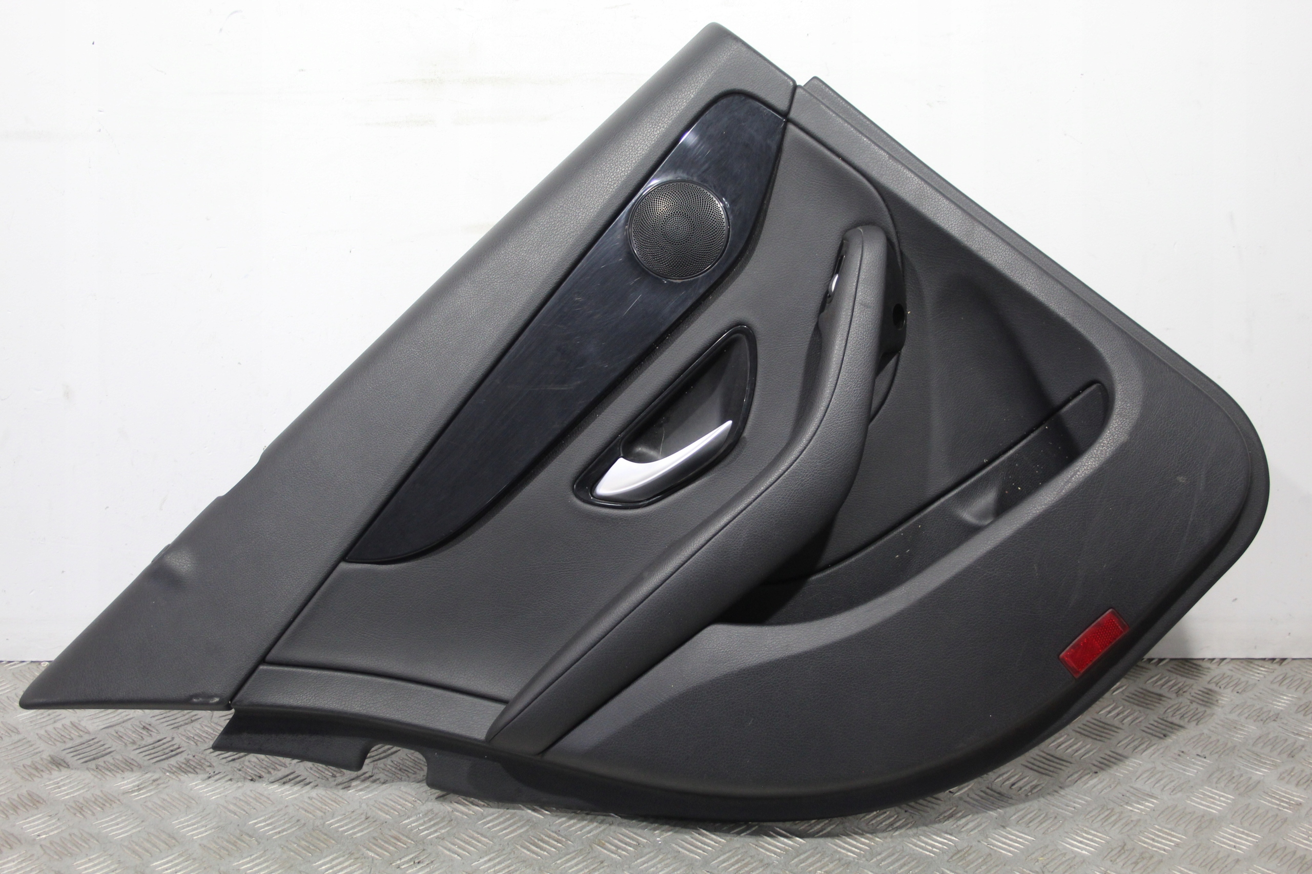 BOCZEK DRZWI LEWY TYŁ C-KLASA W205 SEDAN