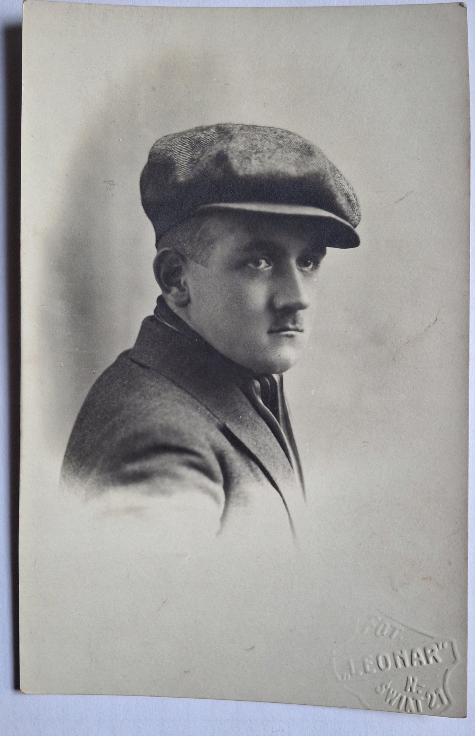 MĘŻCZYZNA W CZAPCE - FOT.LEONAR WARSZAWA