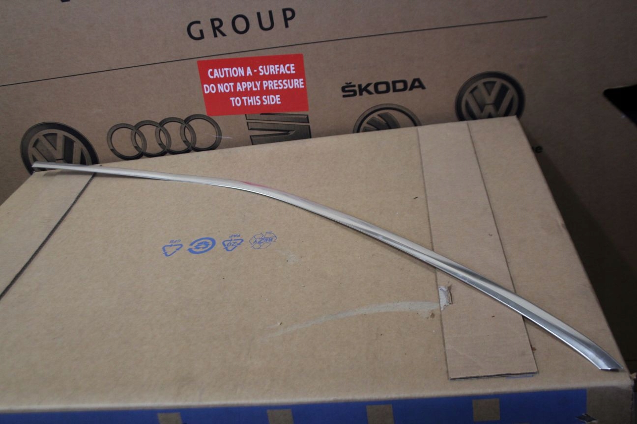 LISTWA DRZWI PRZOD PRAWY VW TOUAREG III 760837644C