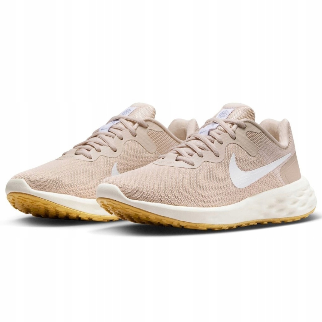 Nike prodyšná síťovaná sportovní obuv Revolution DC3729-104 vel. 38,5