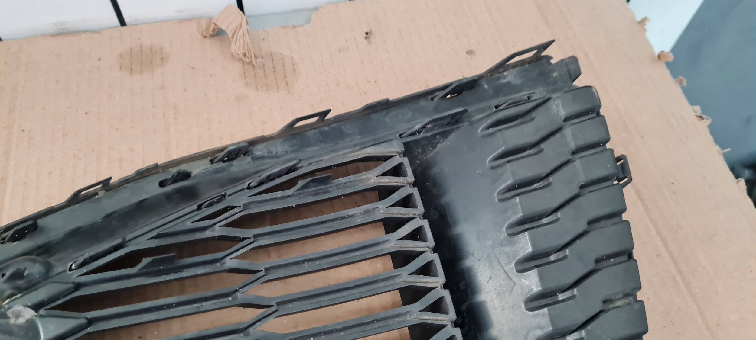 SQ8 4M Q8 grid of a bumper left left front SLINE 4M8807681A